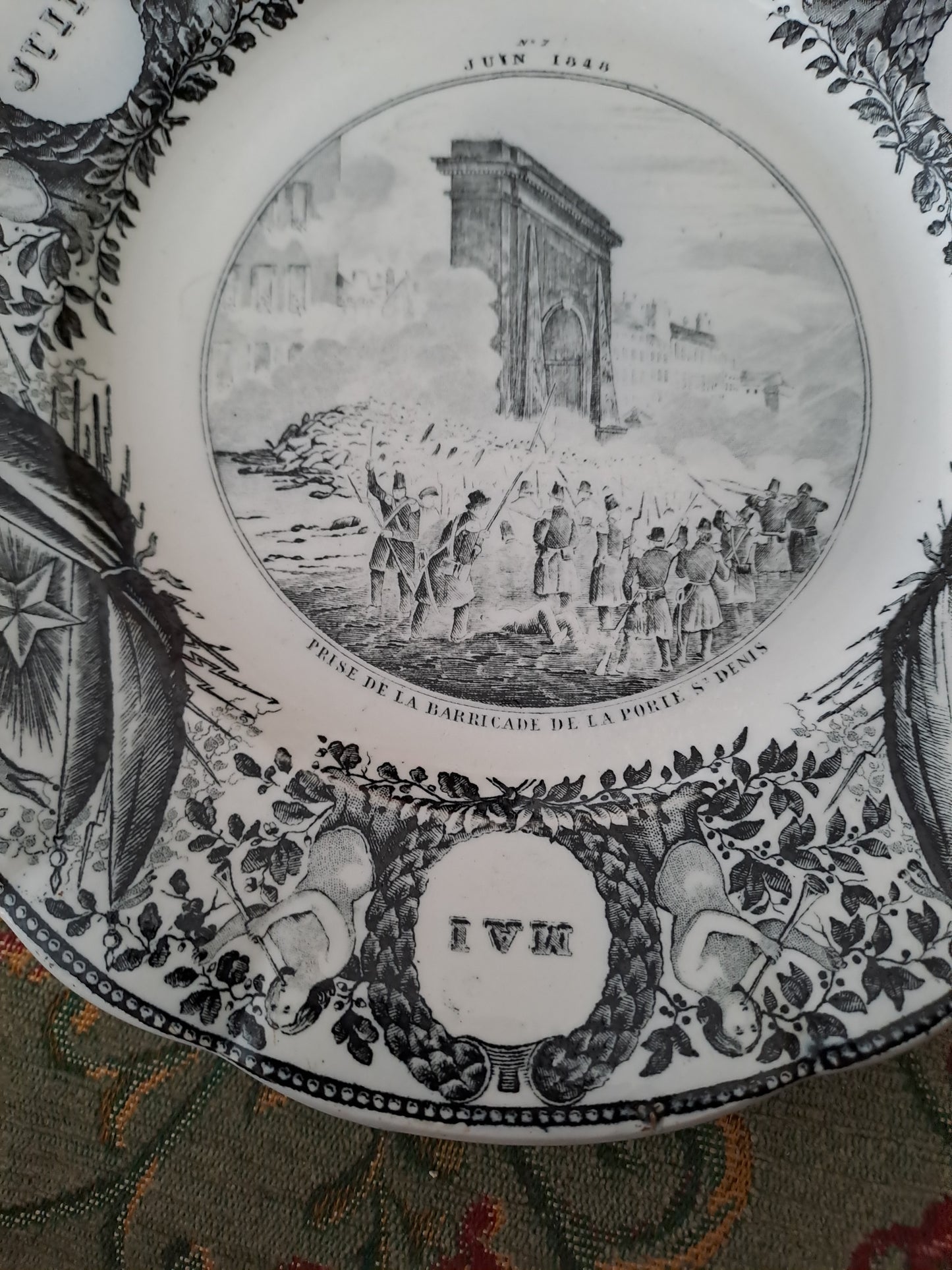 Assiette décorative représentant prise de la barricade de la porte saint Denis.