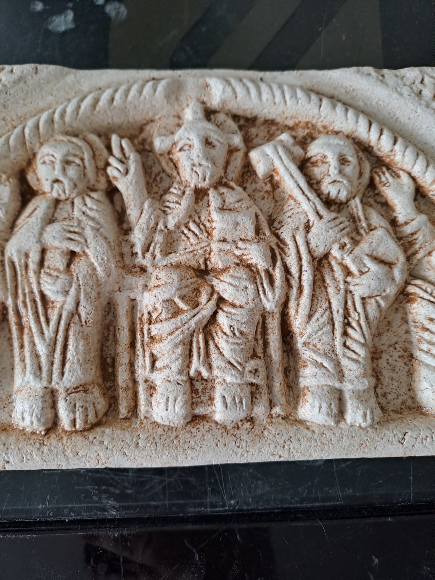 Carreau représentant Jésus Roi de gloire, Saint Pierre et Saint Jean.