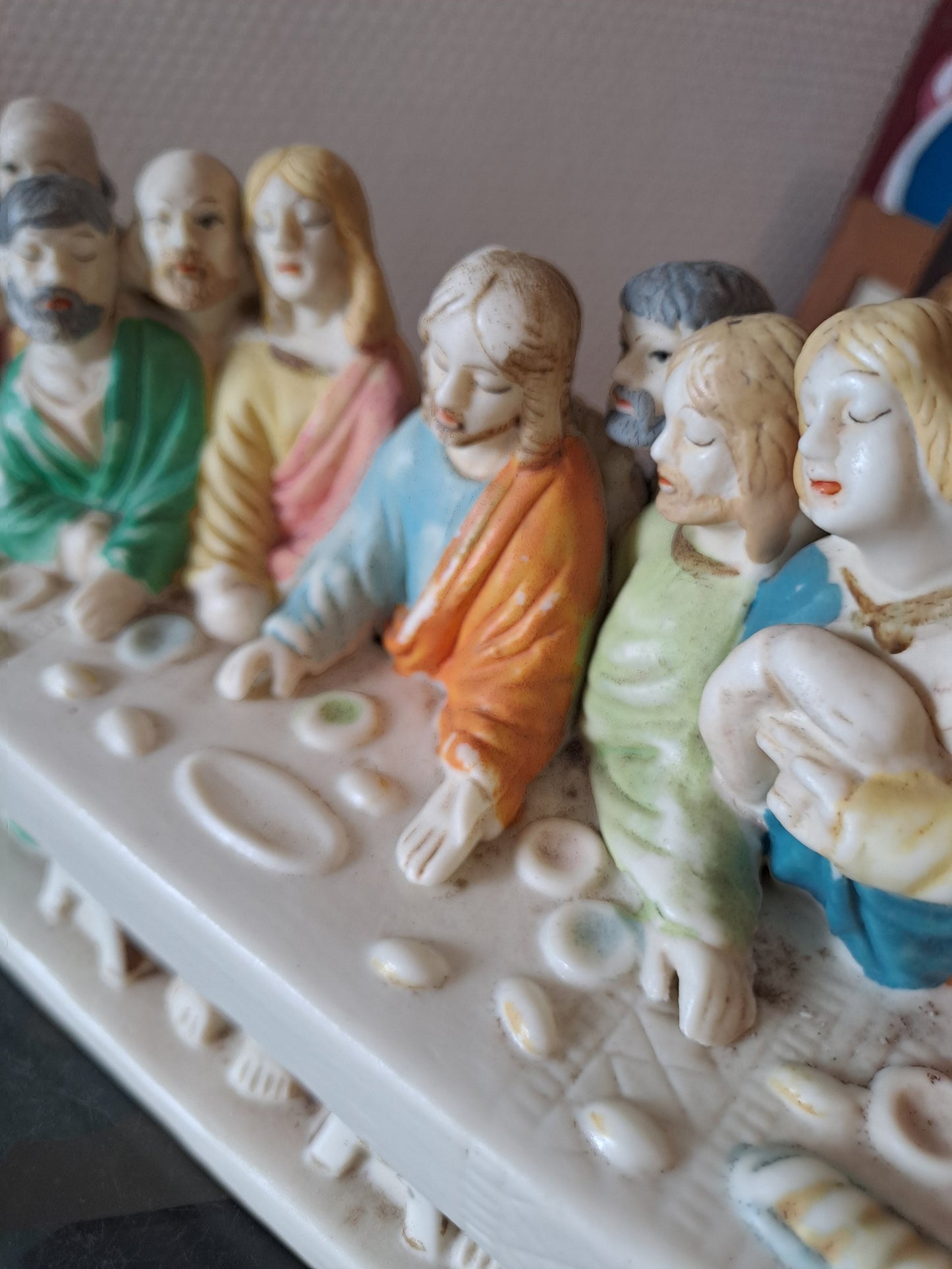 Statue Représentant La Sainte Cène En Céramique. 26.5 Cm X 11.5 Cm X 8.4 Cm.