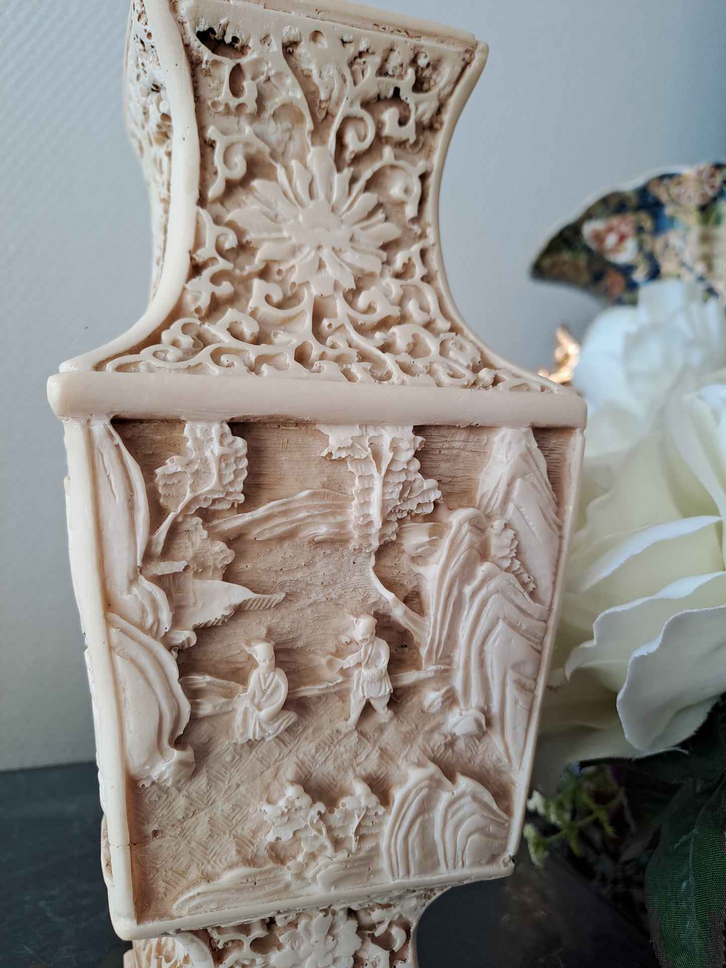 Vase Sculpté Motif De Scène asiatique.