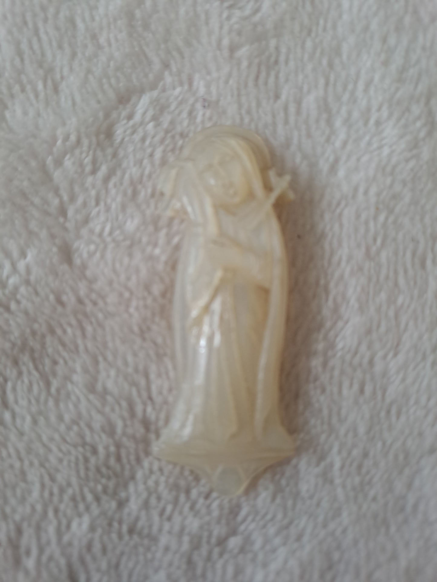 Sculpture Vierge Marie. En Nacre.