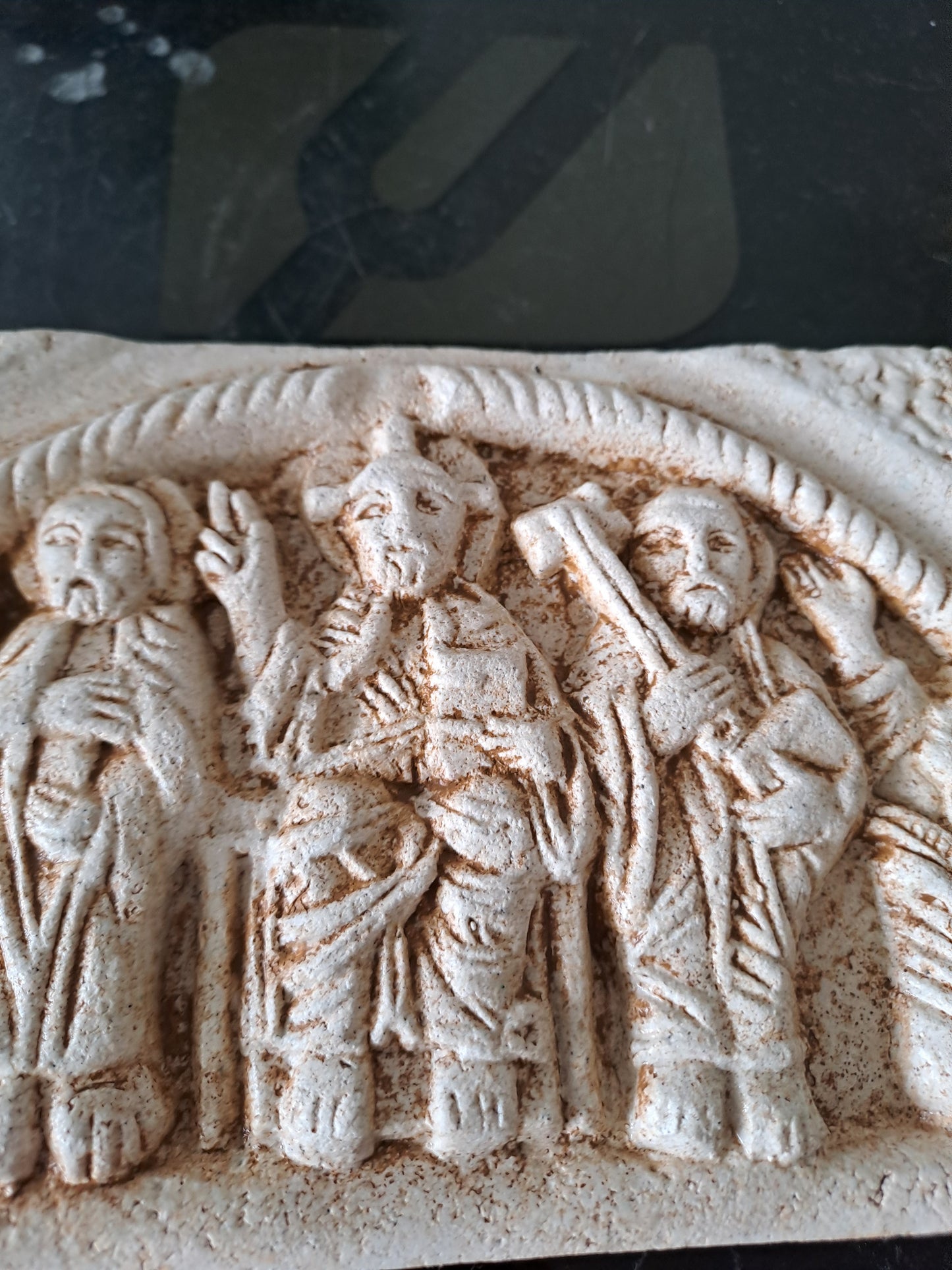 Carreau représentant Jésus Roi de gloire, Saint Pierre et Saint Jean.