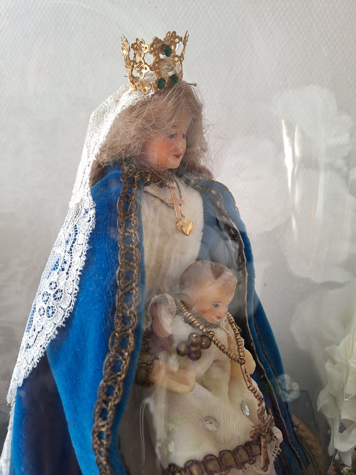 Vierge À L'Enfant Jésus en cire sous globe.