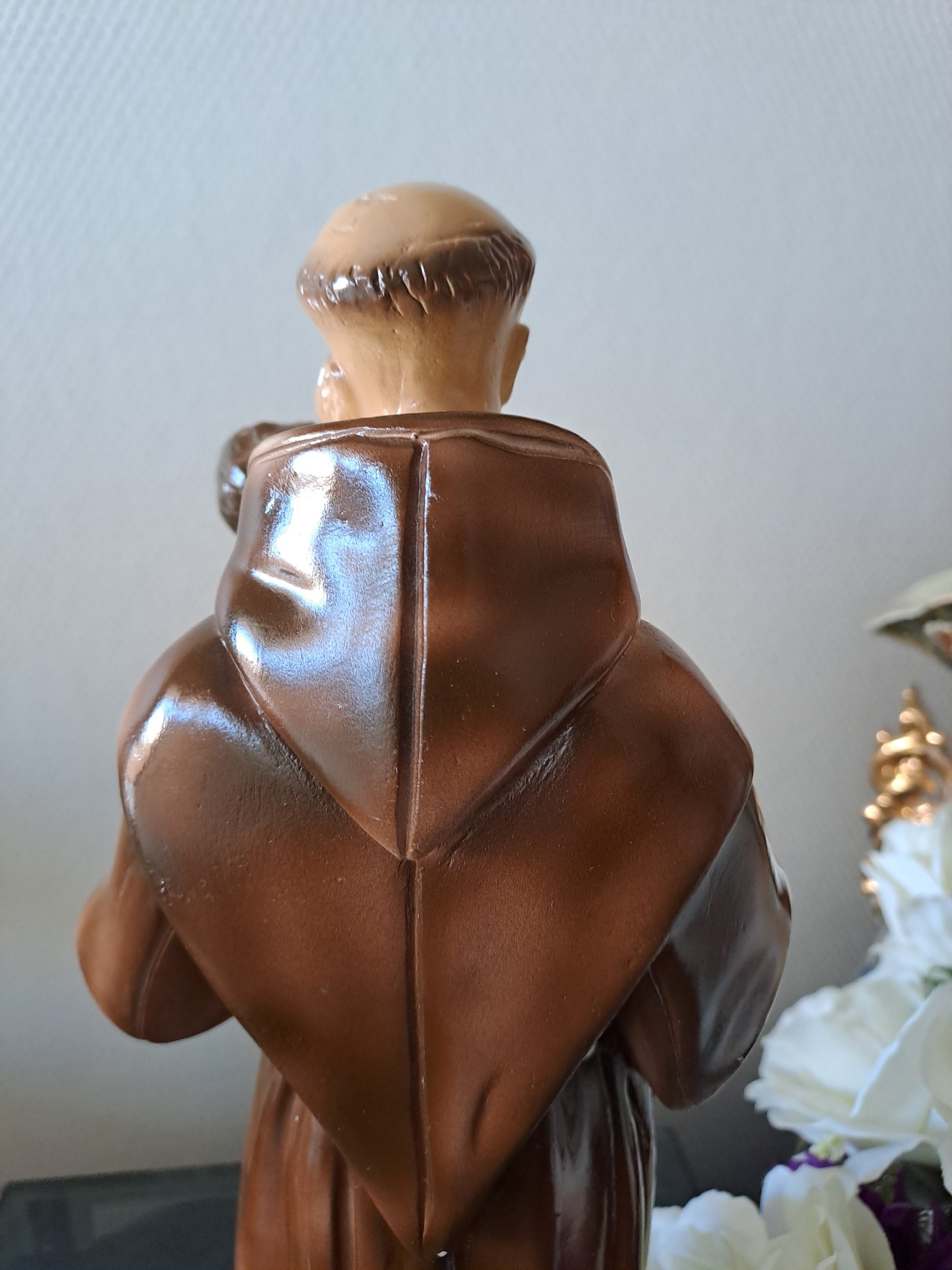 Statue Saint Antoine de Padoue signé en céramique. 41 cm.