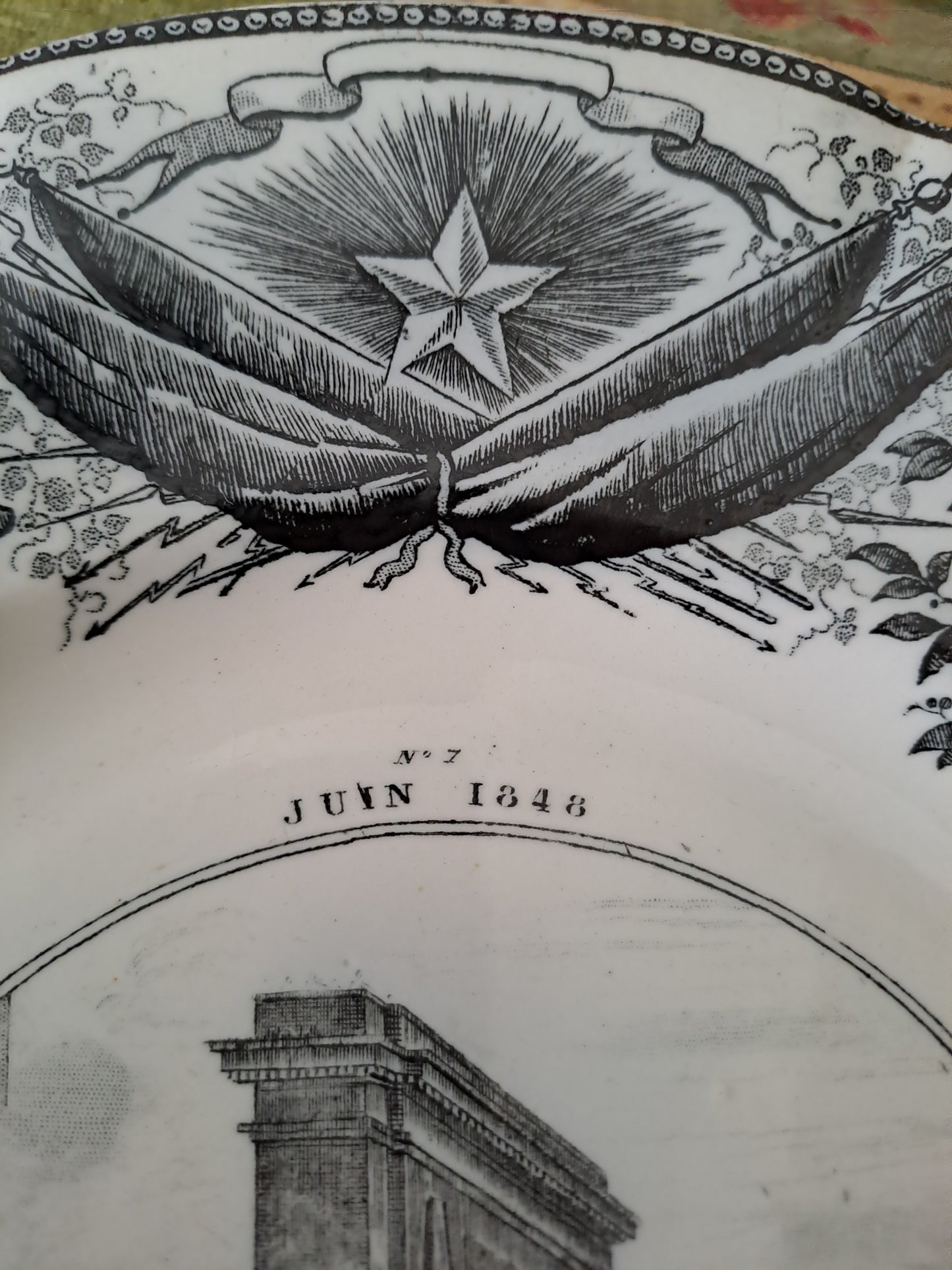 Assiette décorative représentant prise de la barricade de la porte saint Denis.