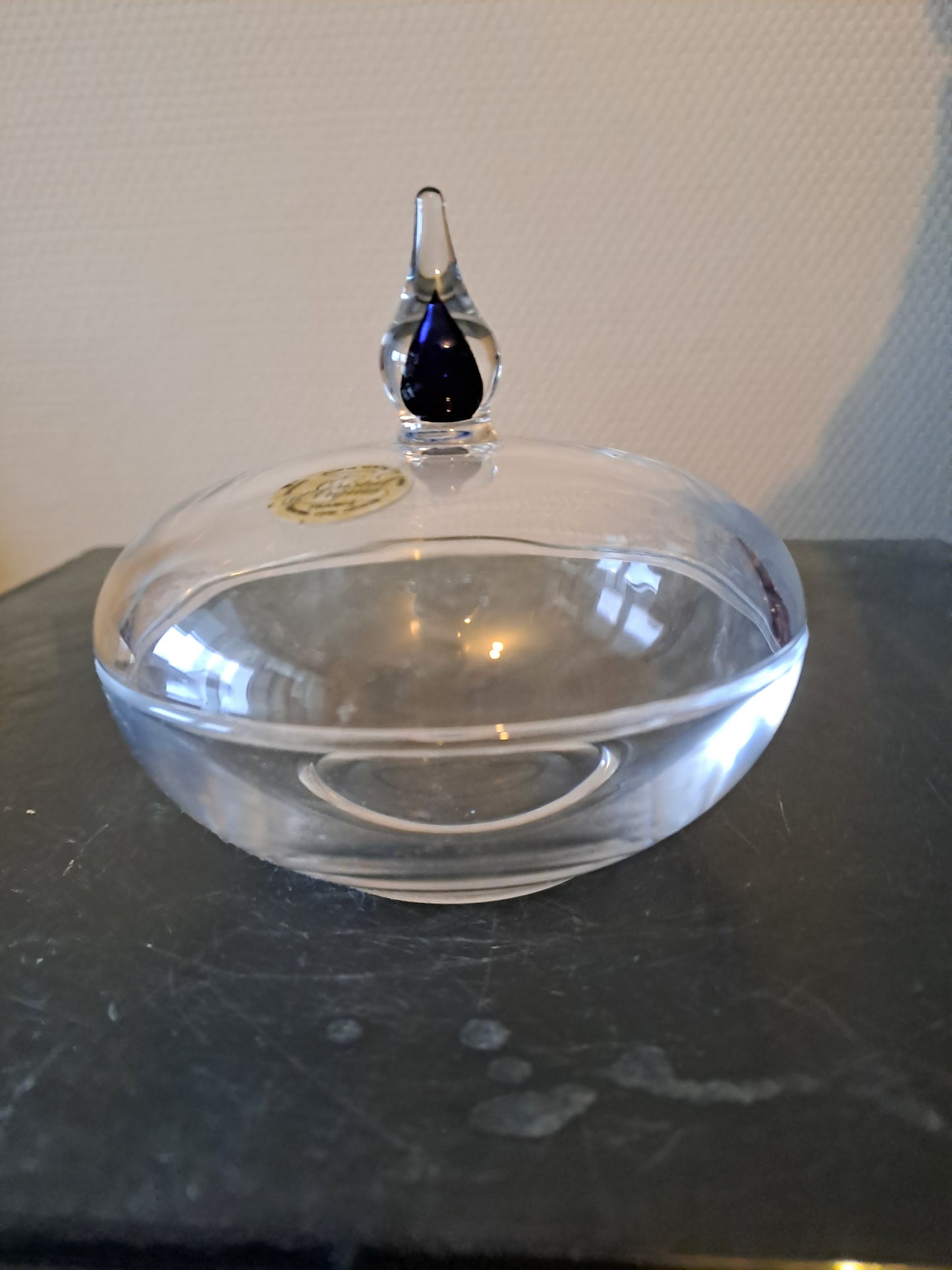 Bonbonniere en cristal d'Arques. Goutte bleu. Ancien decoration catholique.