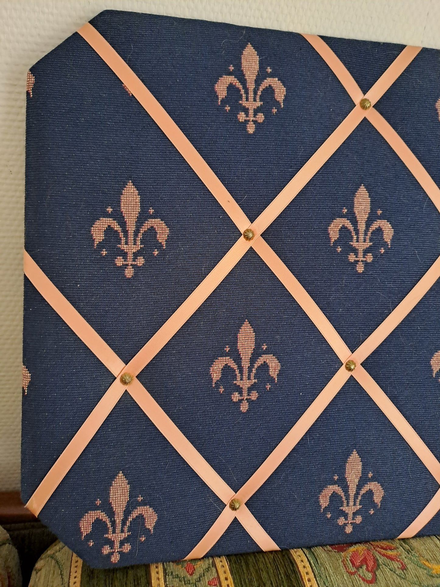 Porte Documents murale. Fleurs de lys.