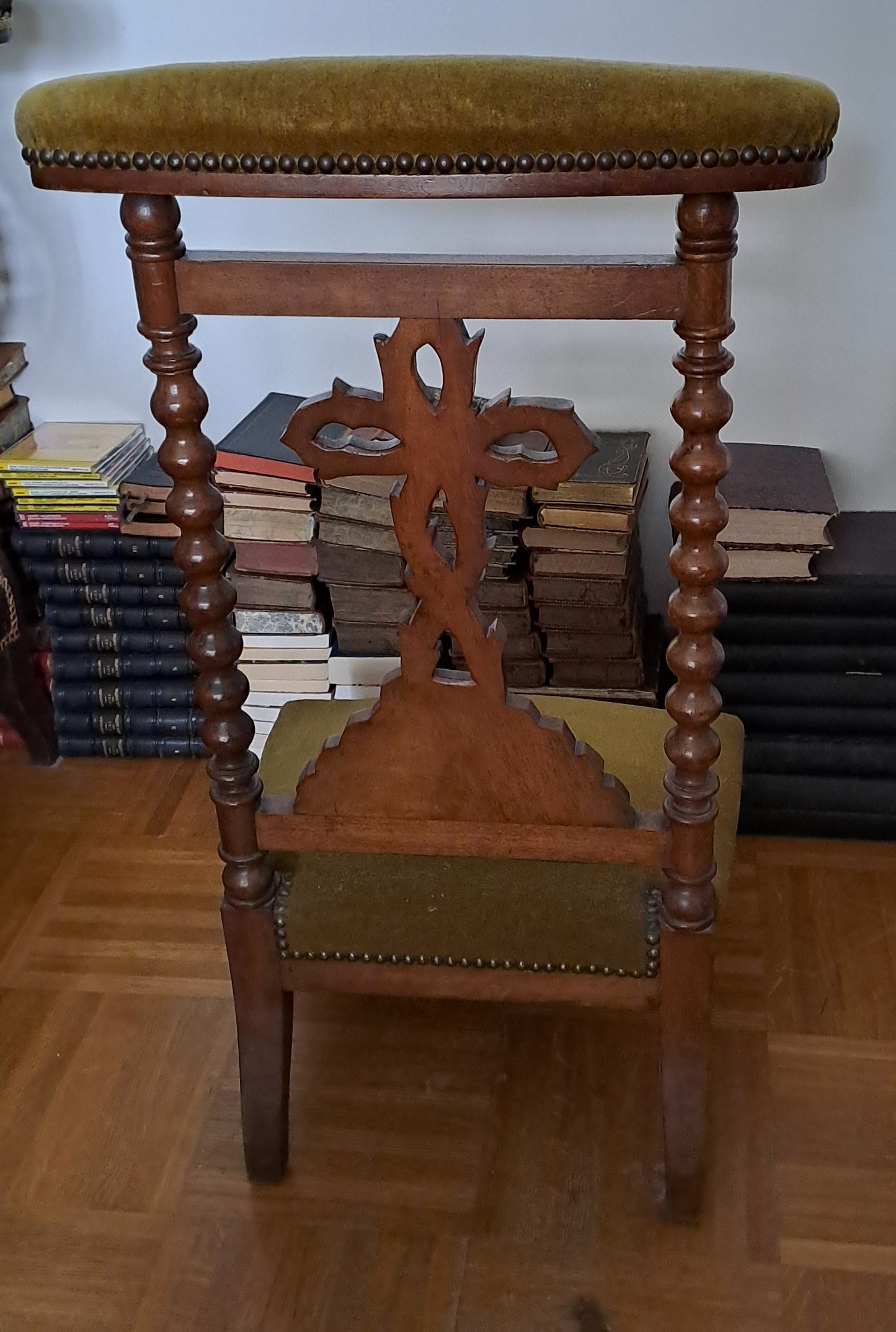 Prie-Dieu en bois. Croix sur le Calvaire. Ancien Vintage catholique.