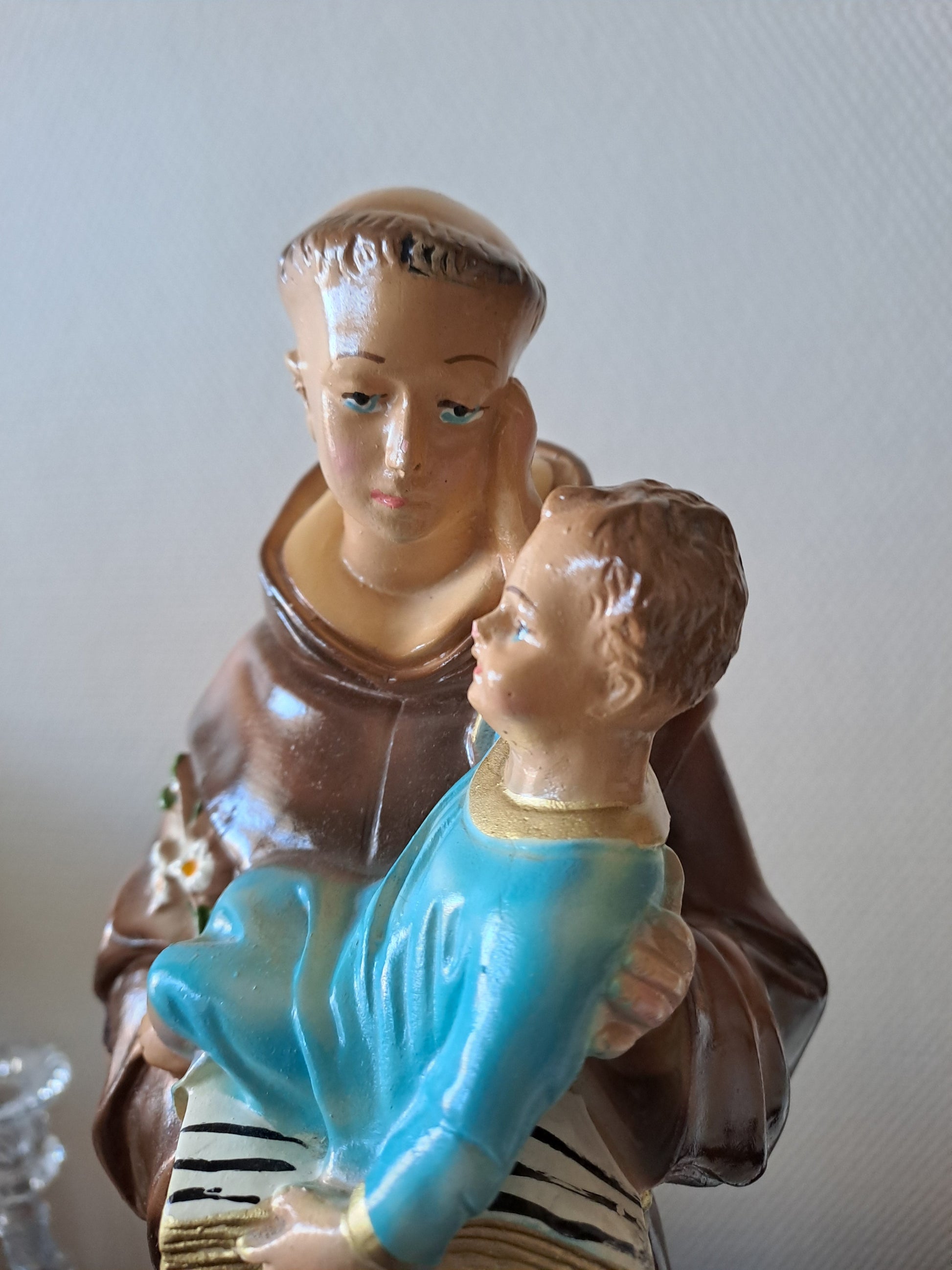 Statue Saint Antoine de Padoue signé en céramique. 41 cm.