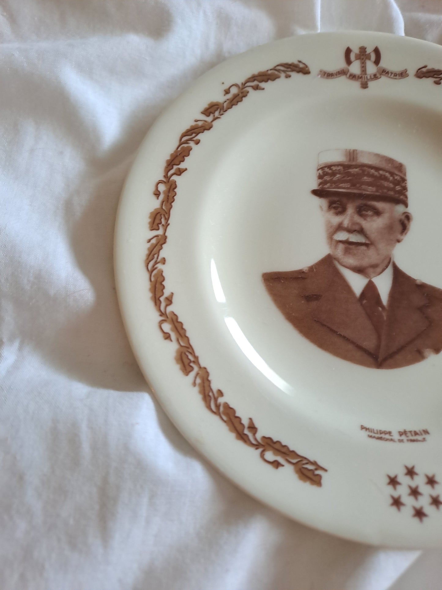 Assiette décorative représentant Philippe Pétain. Porcelaine Limoges France. 16 cm. Ancien décoration vintage
