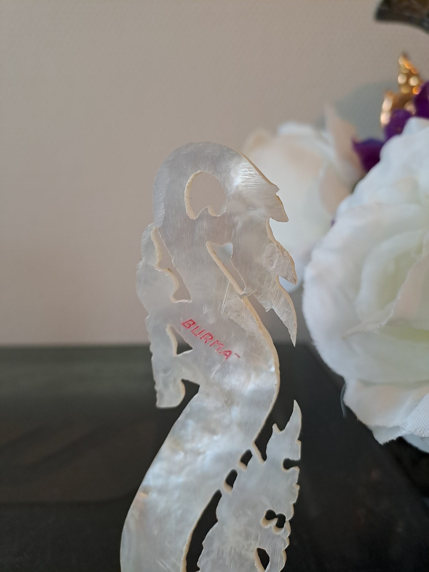 Nacre sculpture représentant un dragon. Myanmar ( Birmanie).