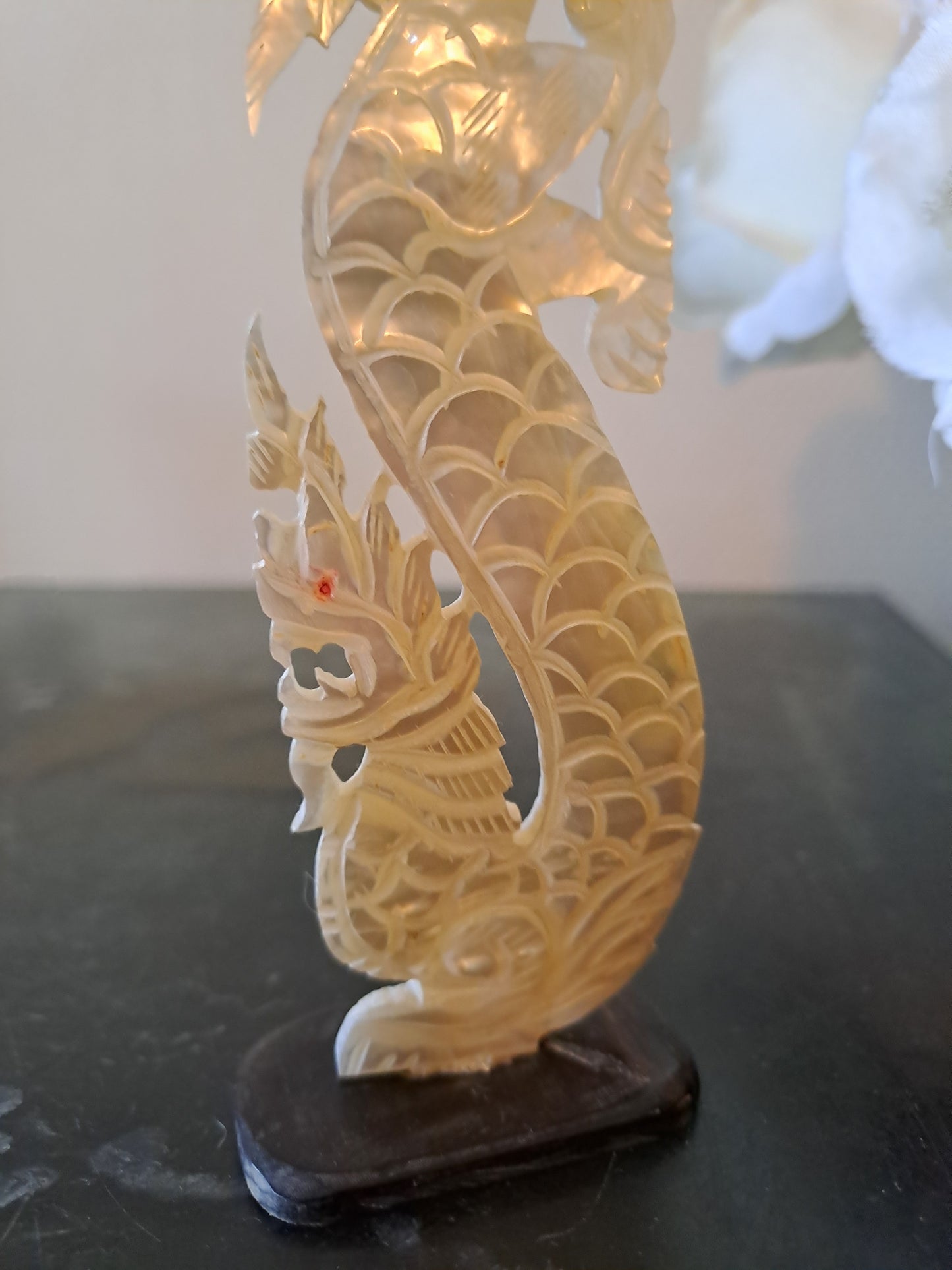 Nacre sculpture représentant un dragon. Myanmar ( Birmanie).