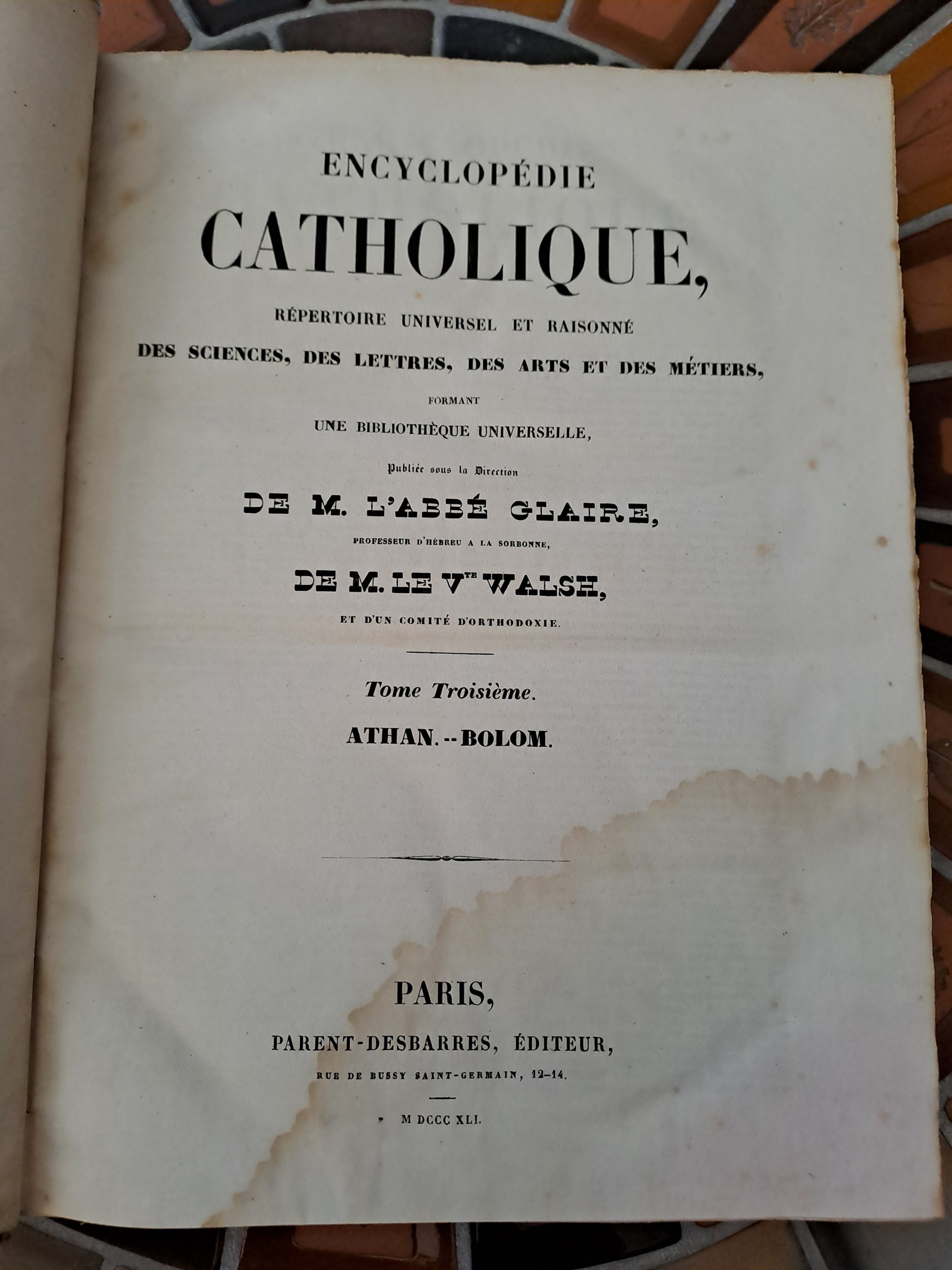 Encyclopedie Catholique.

Répertoire universel et raisonné des sciences, des sciences, des lettres, des arts et des métiers, formant une bibliothèque universelle.

Publiée sous la direction de :
De M. Abbé Glaire,
Professeur d'hébreu à la Sorbonne,
De M. Le Vte walsh,
Et d'un comité d'orthodontie.

1841.

Tome 3.

Athan - Bolom.

Ouvrage en bel état.
Jaunit, ne gênant en rien la lecture.
Les photos font offices de description.
Couverture cartonnée, papiers ayant des déchirures.


Parent-desbarres, éditeur, 
