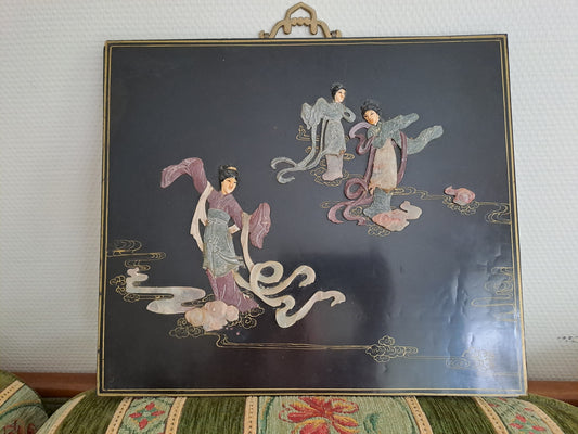 Tableau En Laque Noir Avec Incrustations. Figurant Une Scène avec Geishas.