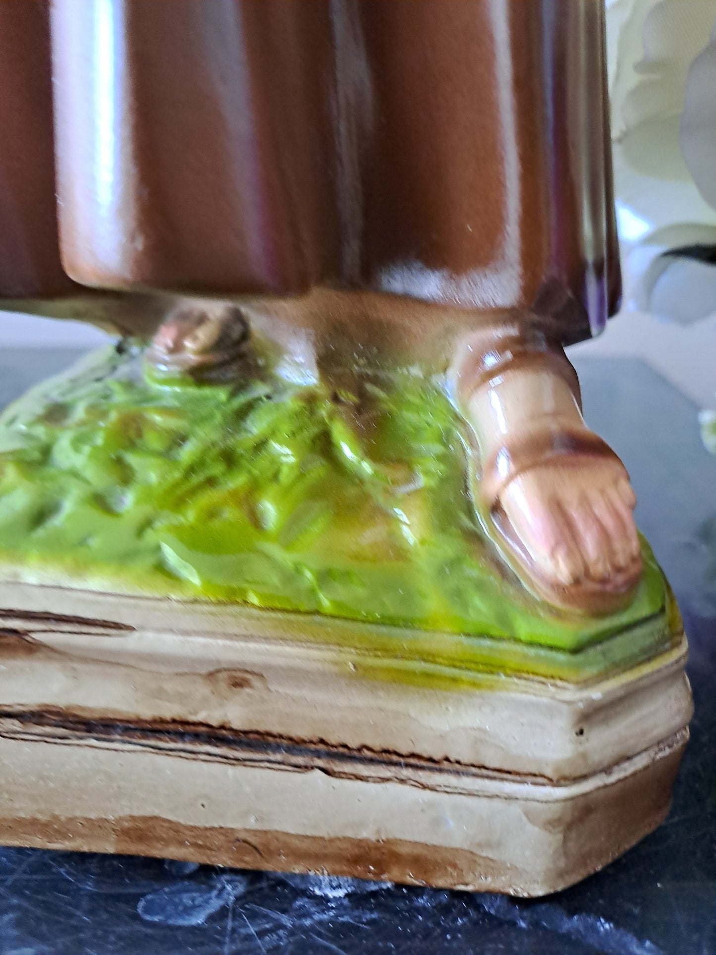 Statue Saint Antoine de Padoue signé en céramique. 41 cm.