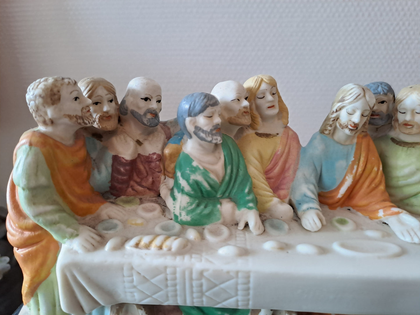 Statue Représentant La Sainte Cène En Céramique. 26.5 Cm X 11.5 Cm X 8.4 Cm.