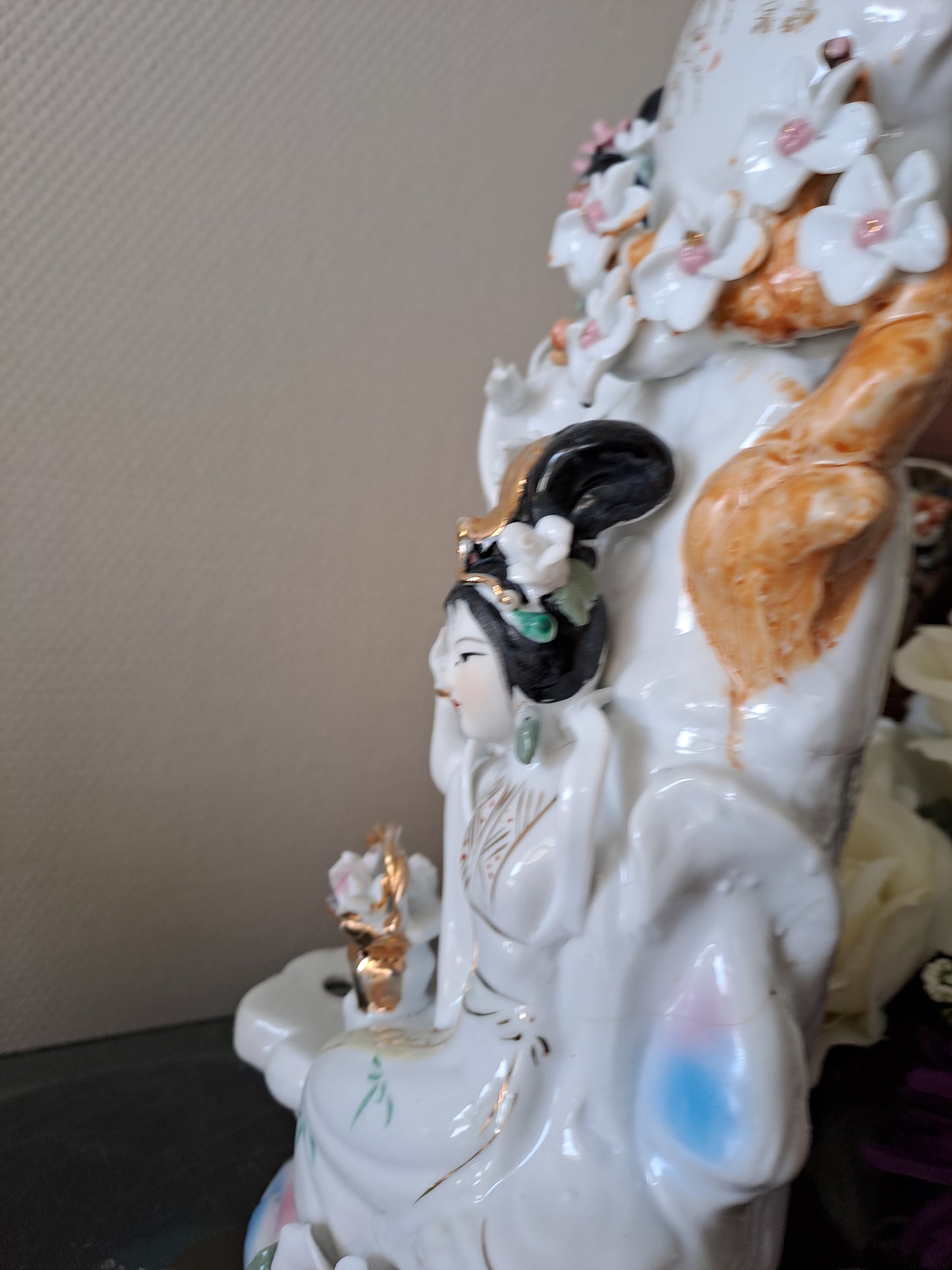 Statue geishas. Porcelaine et biscuits. Pied de lampe.