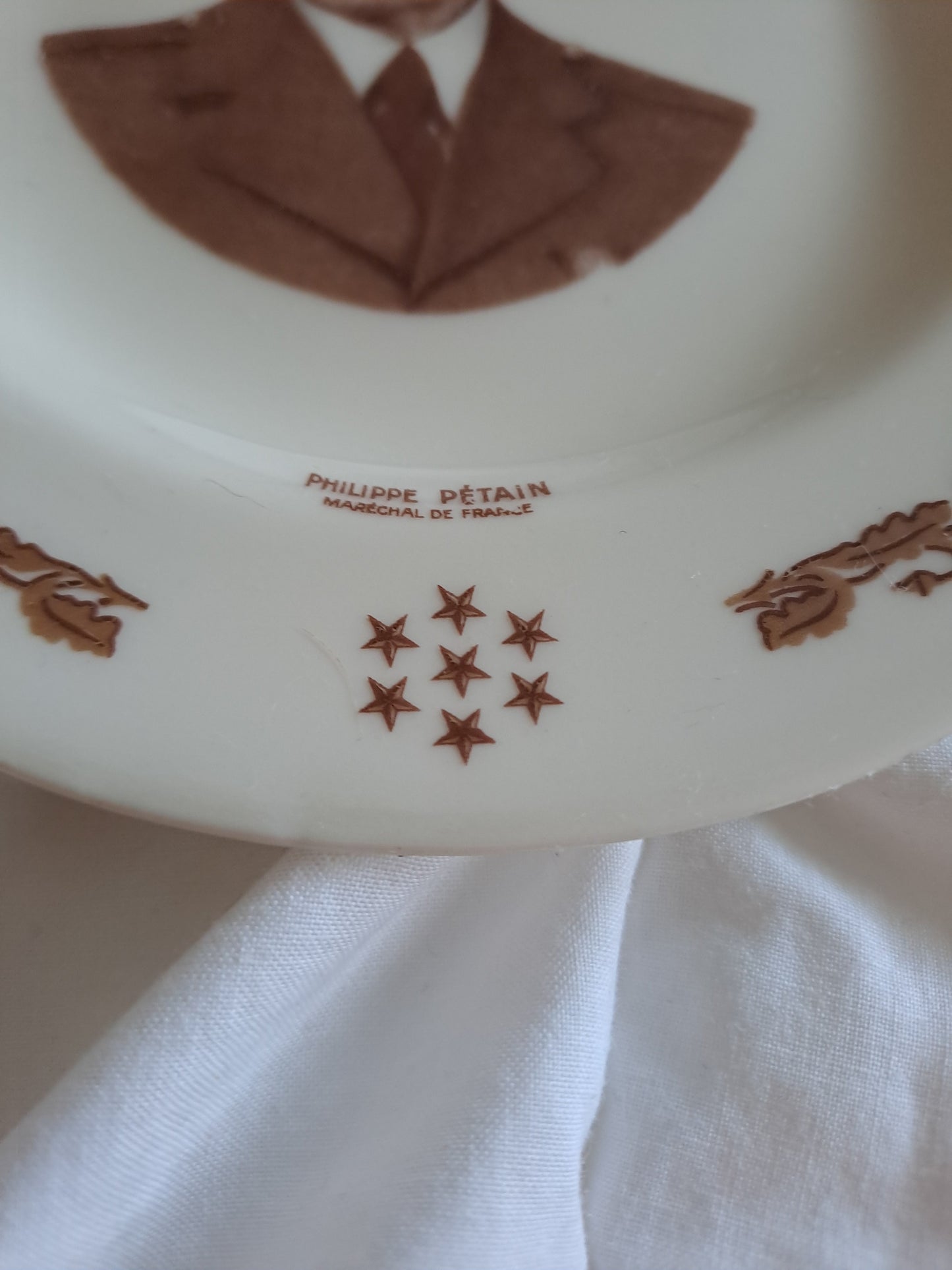 Assiette décorative représentant Philippe Pétain. Porcelaine Limoges France. 16 cm. Ancien décoration vintage