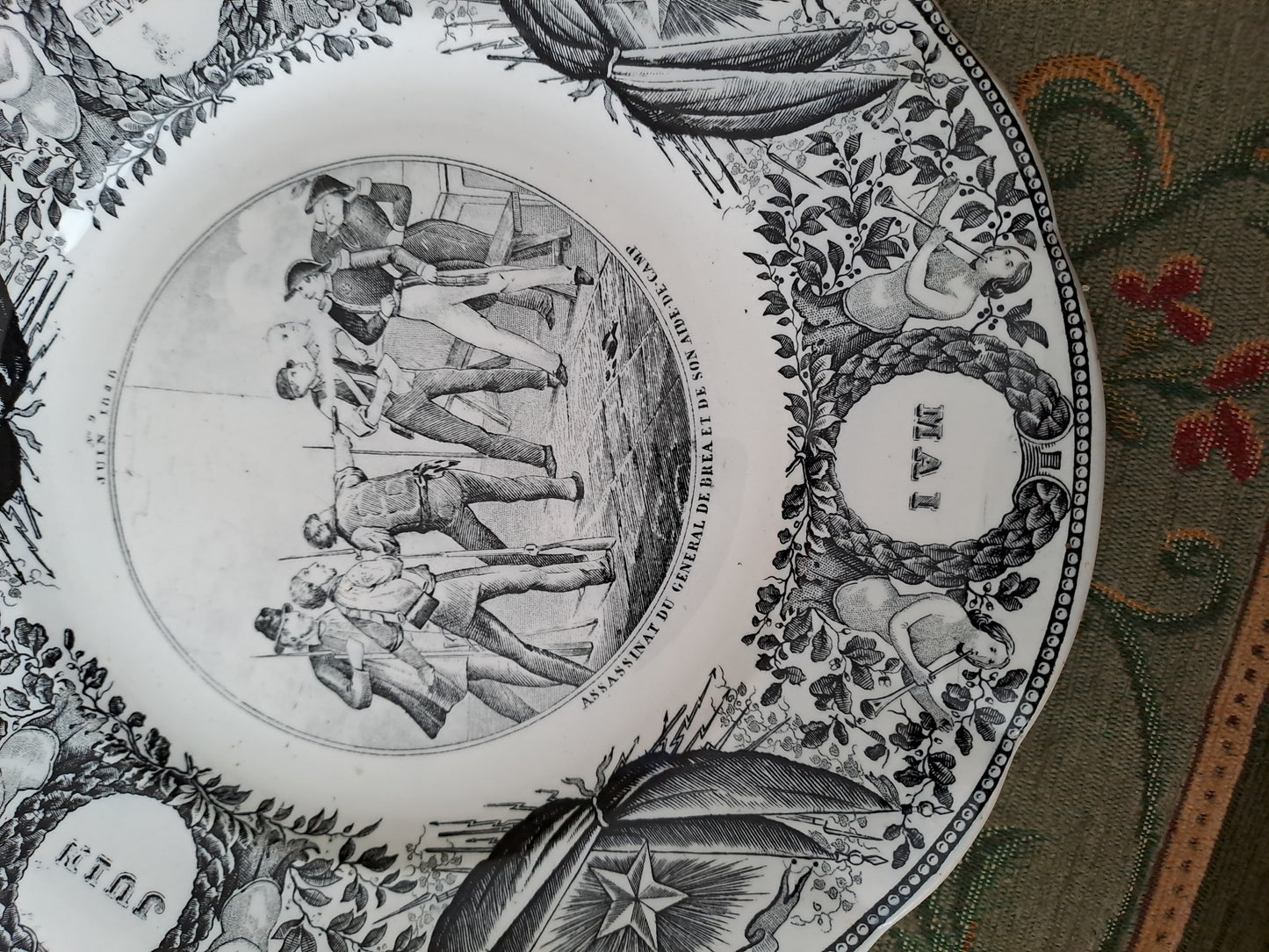 Assiette décorative représentant l'assassinat du général de Brea. Lebeuf Milliet et Cie à Creuil et Montereau.
