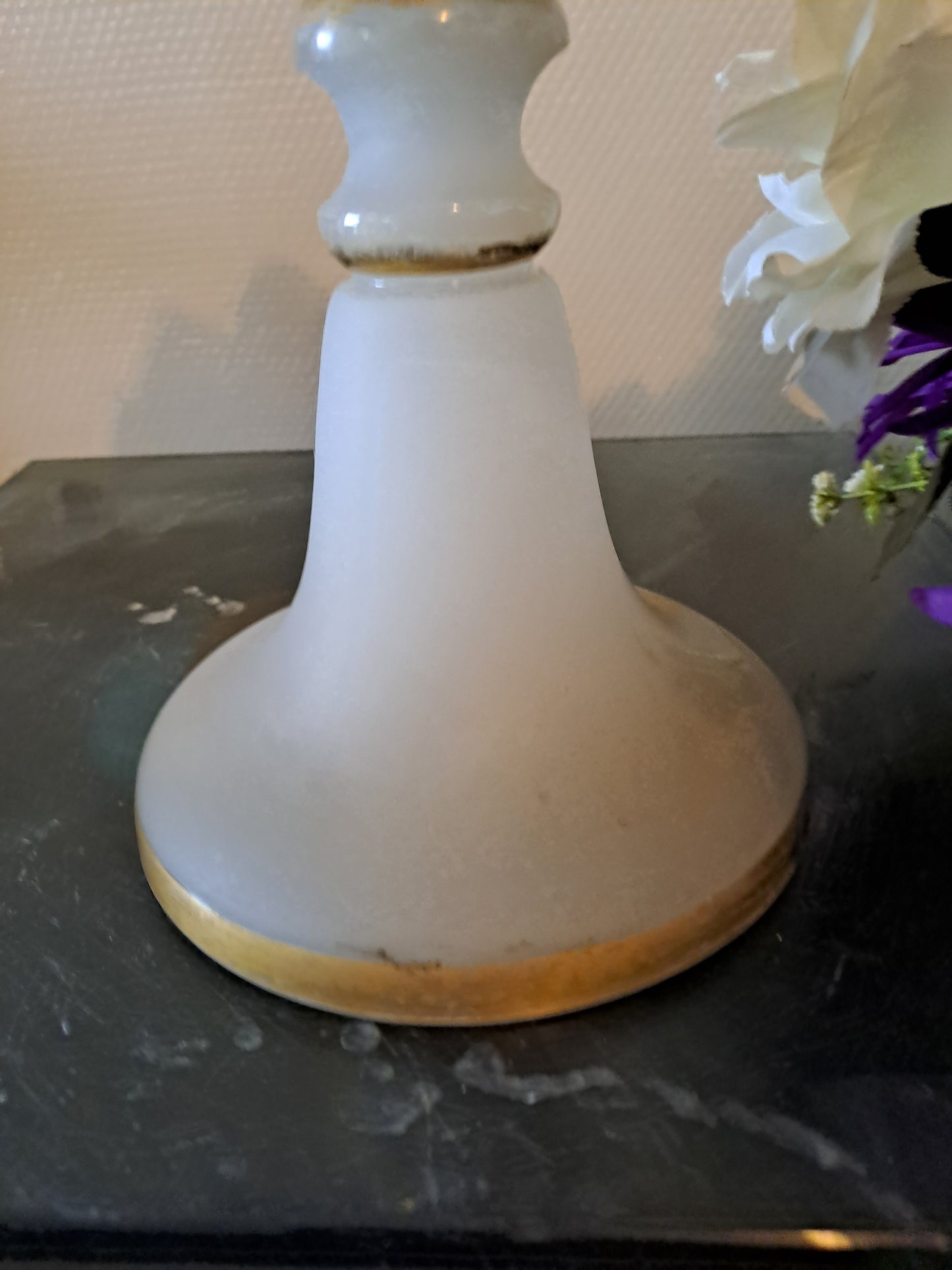 BACCARAT. Coupe sur pied. Fleurs de lys. 
Opaline blanche avec liseret or. Ancien decoration vintage.