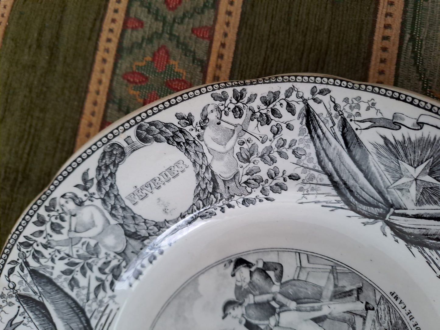 Assiette décorative représentant l'assassinat du général de Brea. Lebeuf Milliet et Cie à Creuil et Montereau.