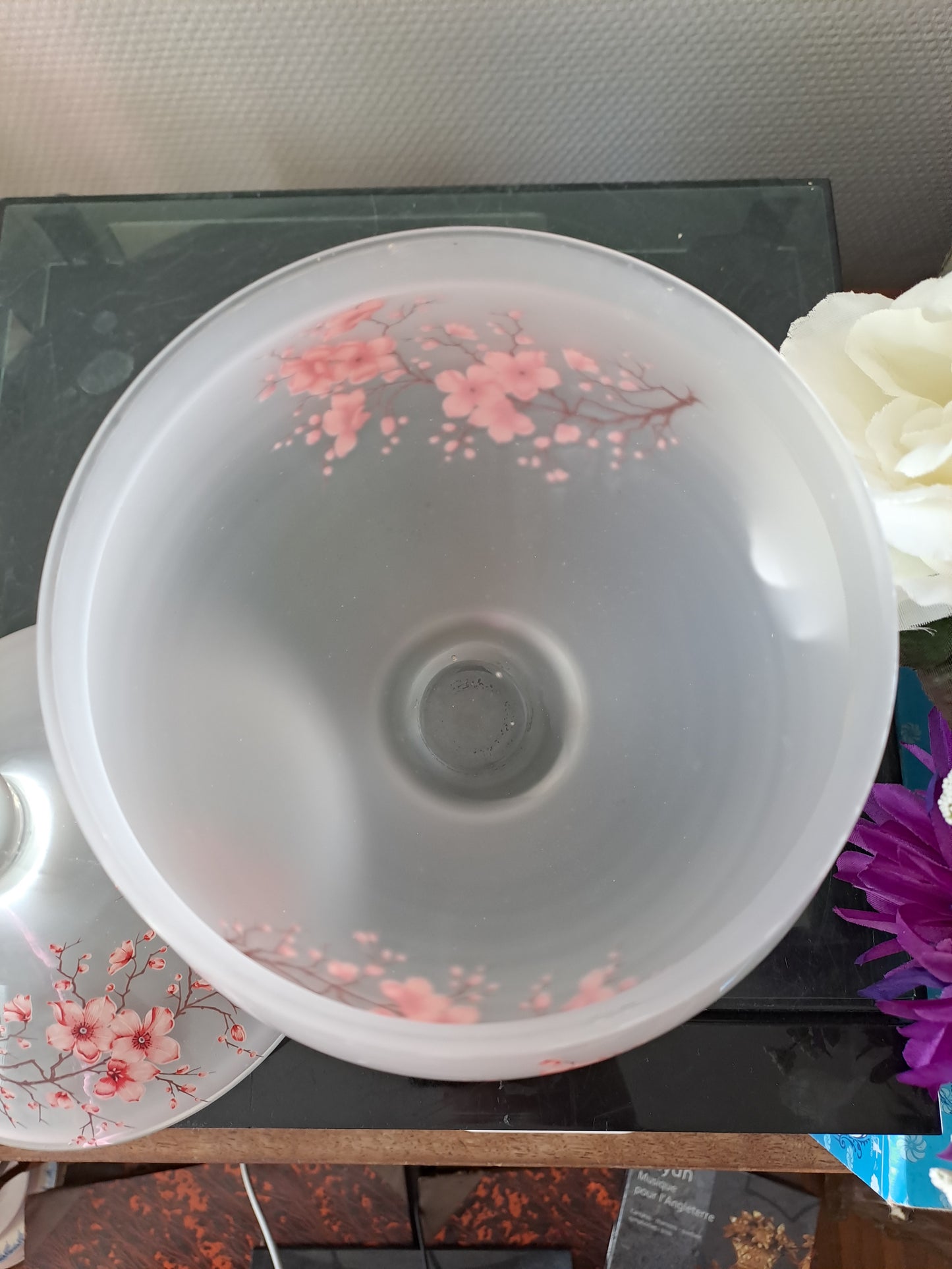 Vase / bonbonnière en pâte de verre. Motifs de fleurs.