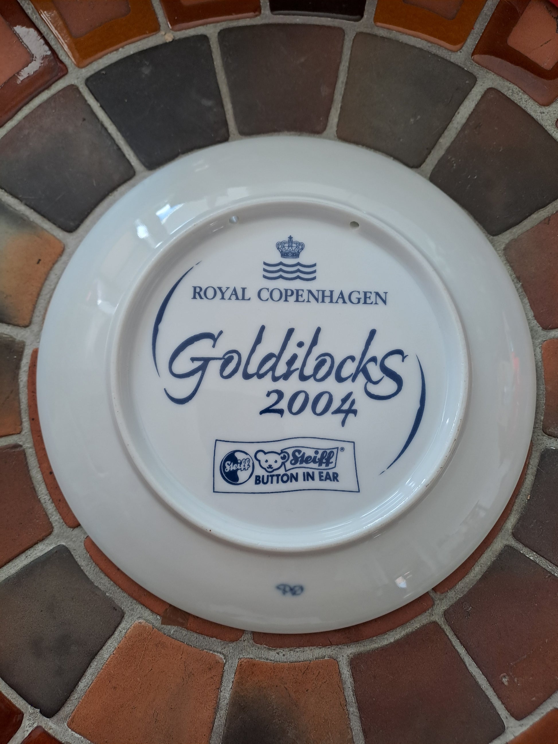 Royal Copenhaguen. Assiette décorative en Porcelaine. Collection ourson "STEIFF Goldilocks". 2004.