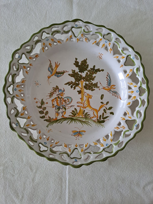 Assiette décorative ajourée. Moustiers.