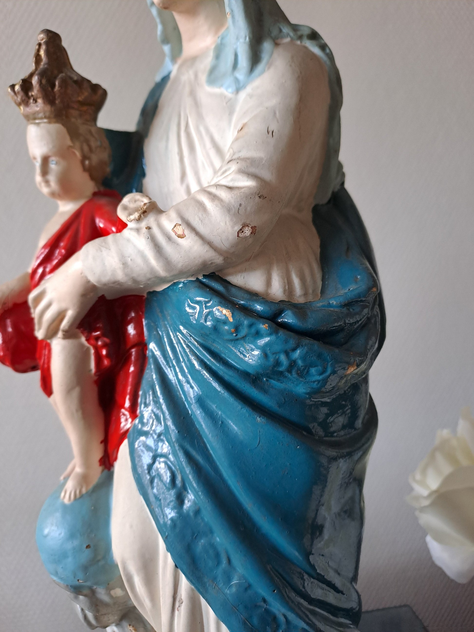 Statue représentant Notre-Dame des Victoires. 46 cm de haut. N°2. Ancien Vintage catholique. 
