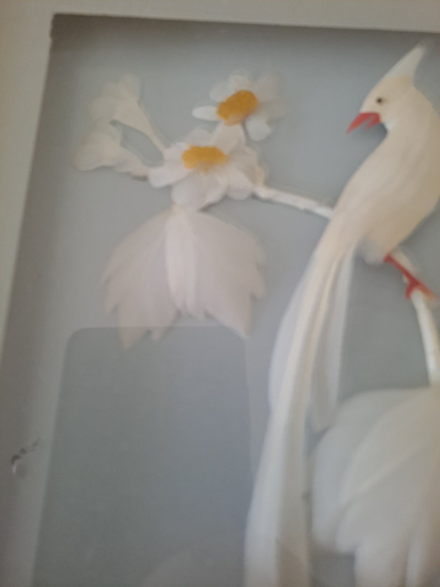 Cadre Représentant un oiseau blanc fabriqué avec de véritables plumes.