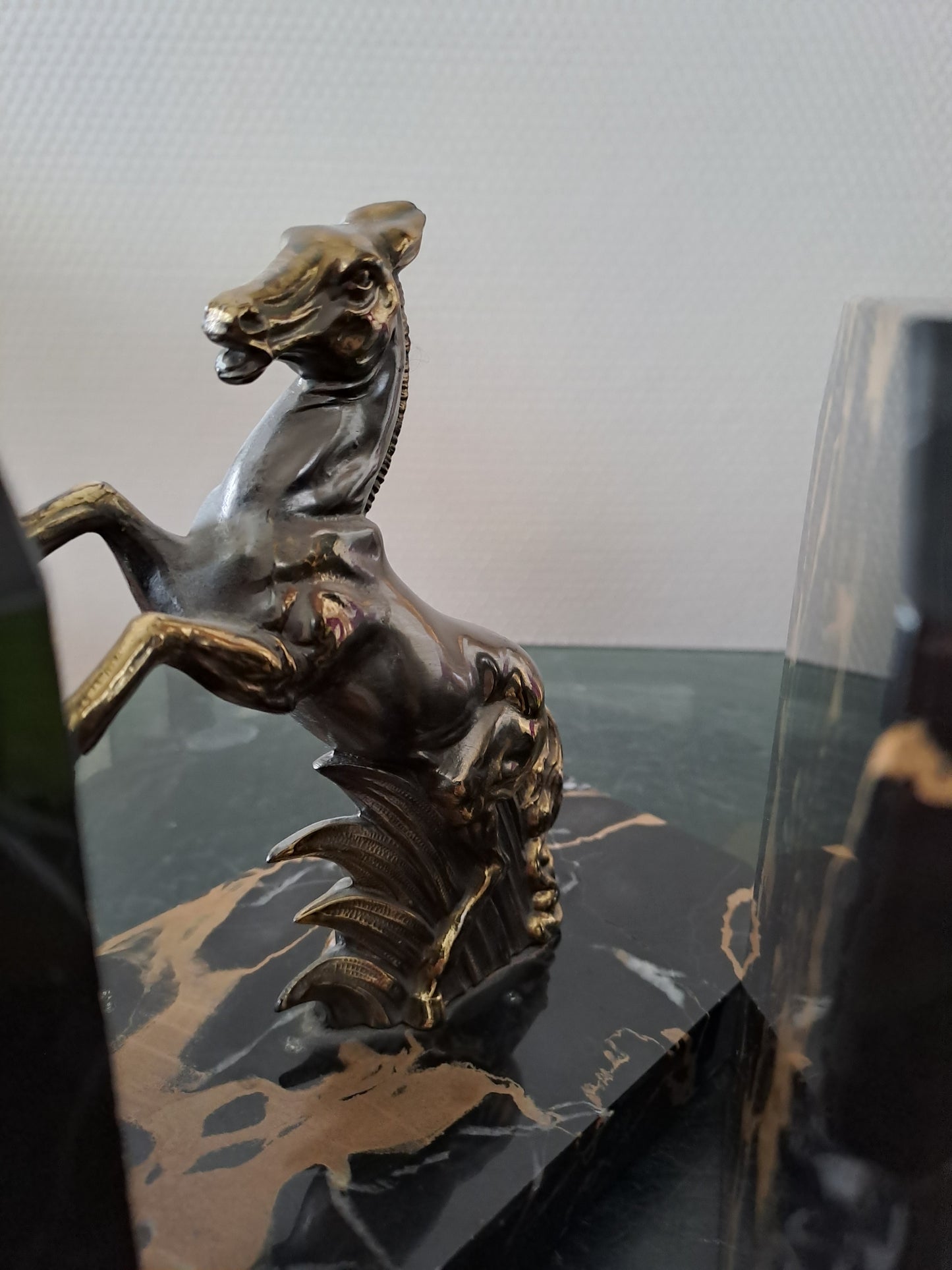 Paire de serre-livres figurant des chevaux. Marbre et régule.