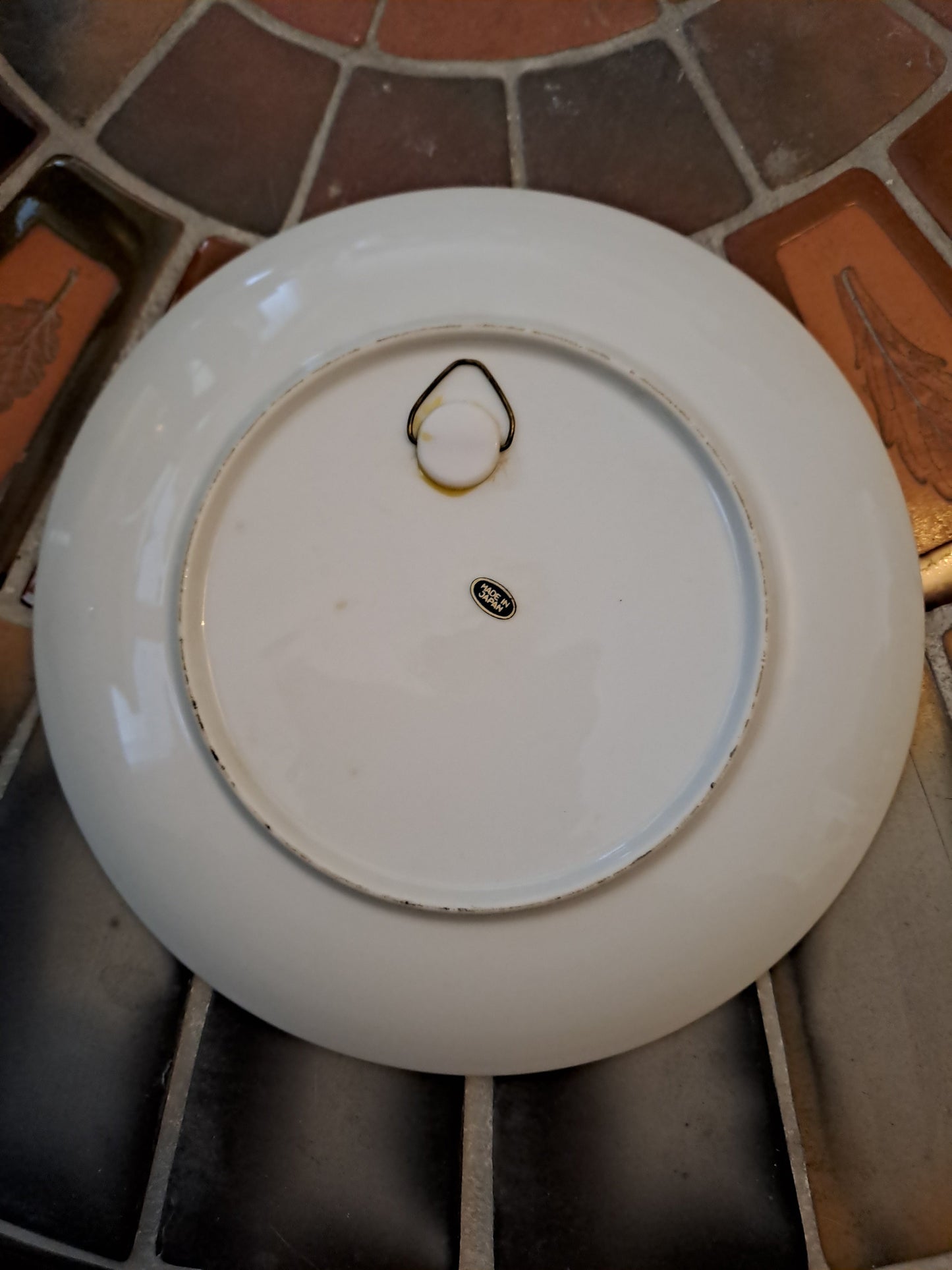 Assiette Murale. Geisha À la Tasse. Made in japan. Peint à la main.