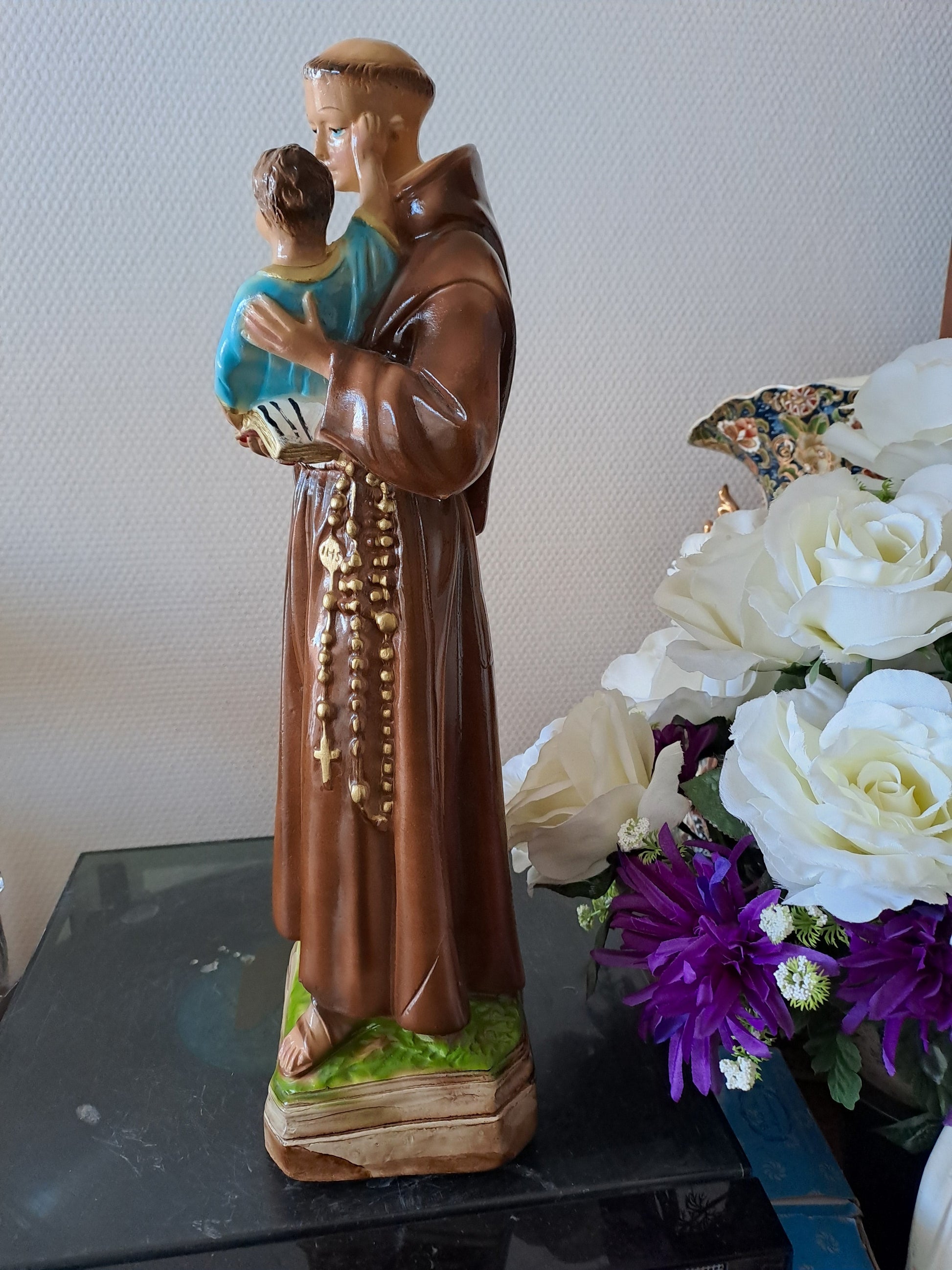 Statue Saint Antoine de Padoue signé en céramique. 41 cm.