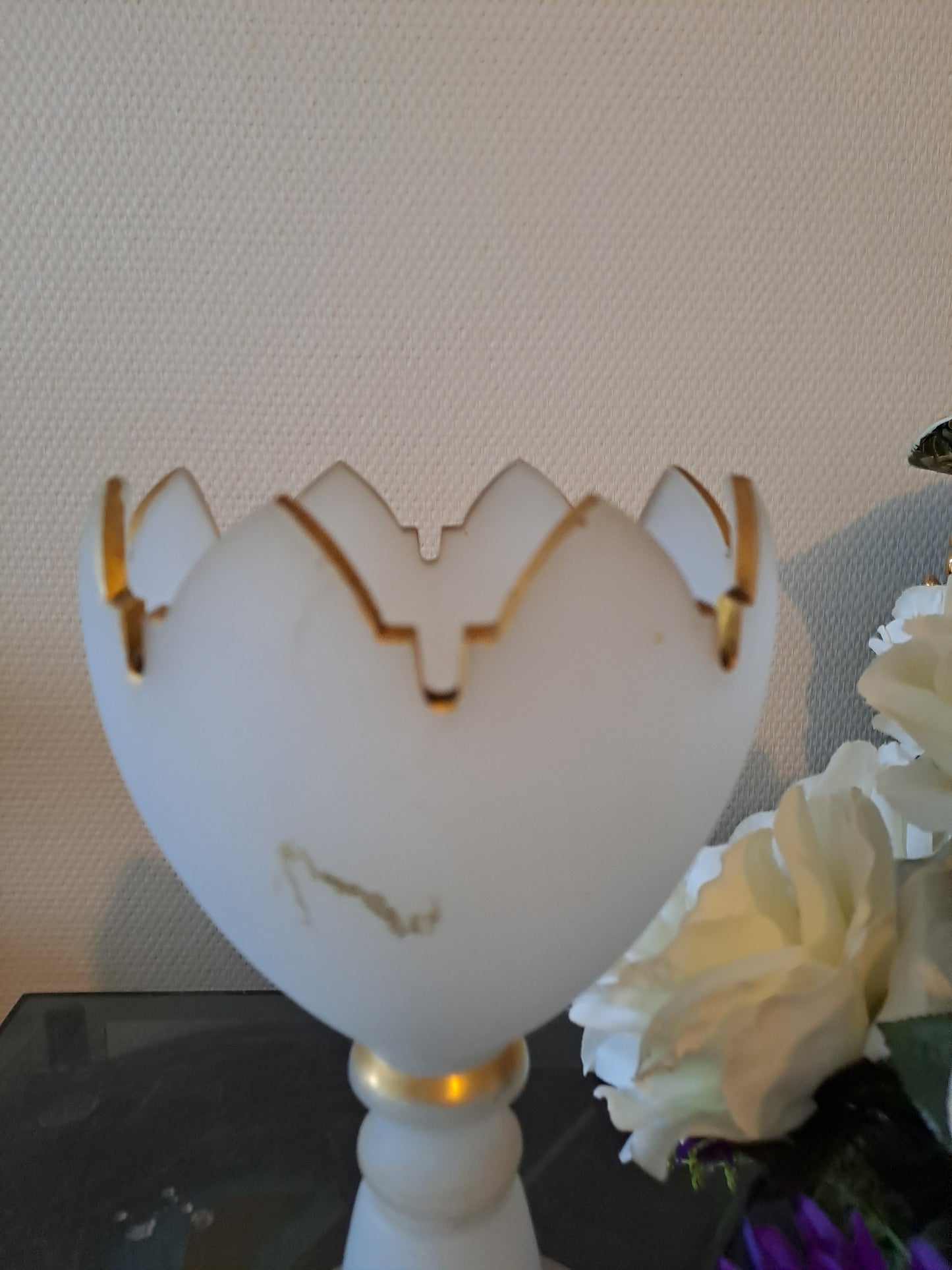 BACCARAT. Coupe sur pied. Fleurs de lys. 
Opaline blanche avec liseret or. Ancien decoration vintage.