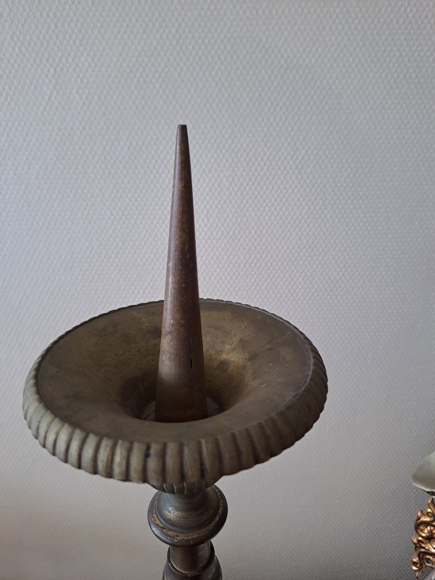 Pique cierge D'Église. En laiton et bronze.