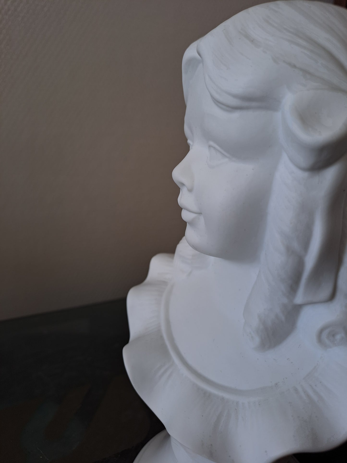 Buste fillette. Porcelaine et biscuits. Sumbo.