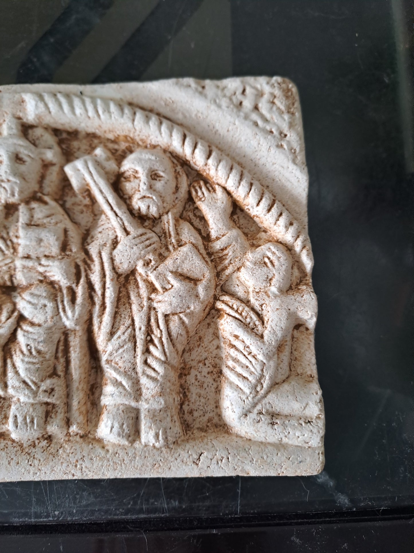 Carreau représentant Jésus Roi de gloire, Saint Pierre et Saint Jean.