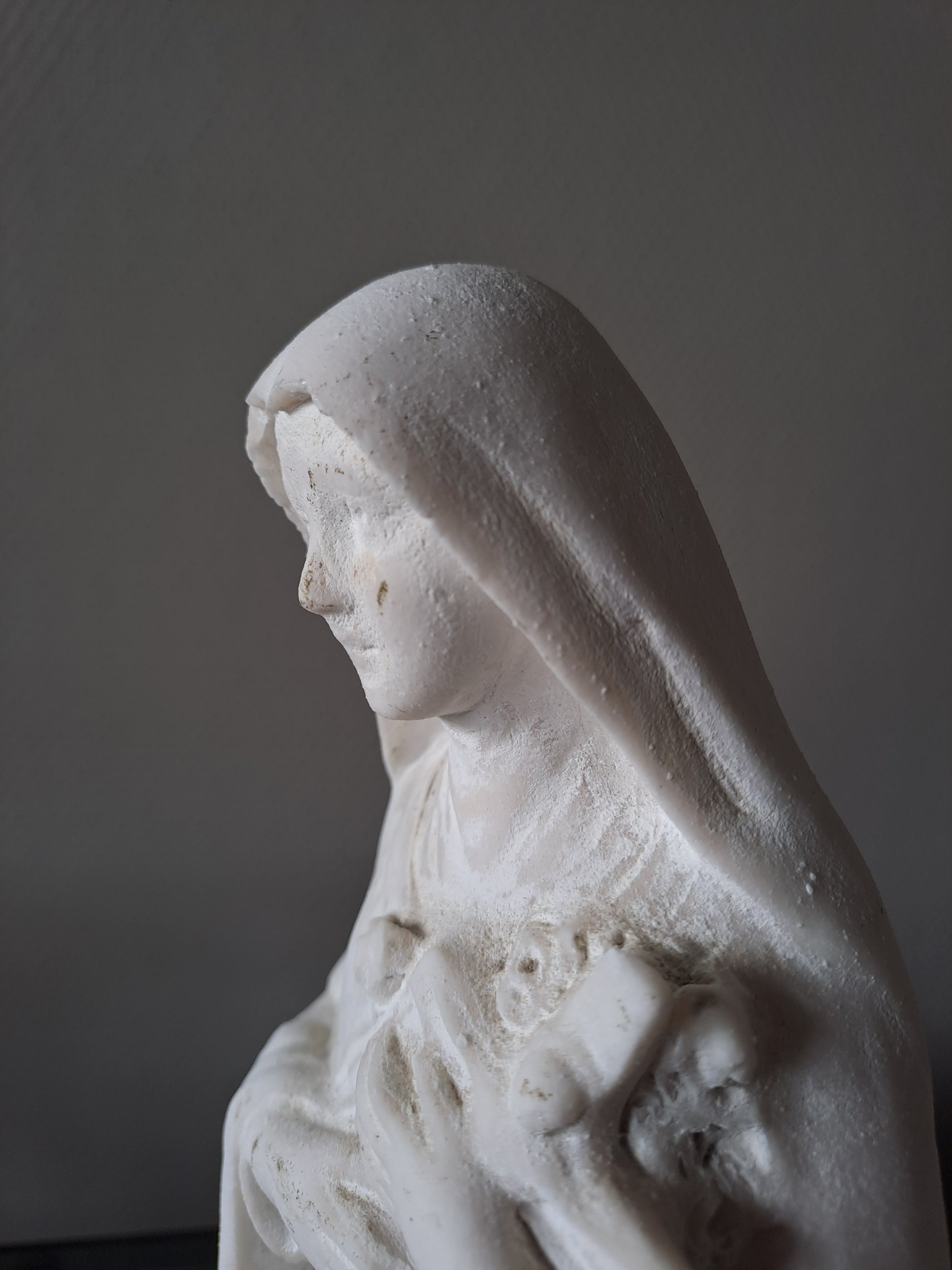 Statue représentant Sainte Thérèse De L'enfant Jesus de l'enfant Jésus de Lisieux. 30 cm. Ancien Vintage catholique. 