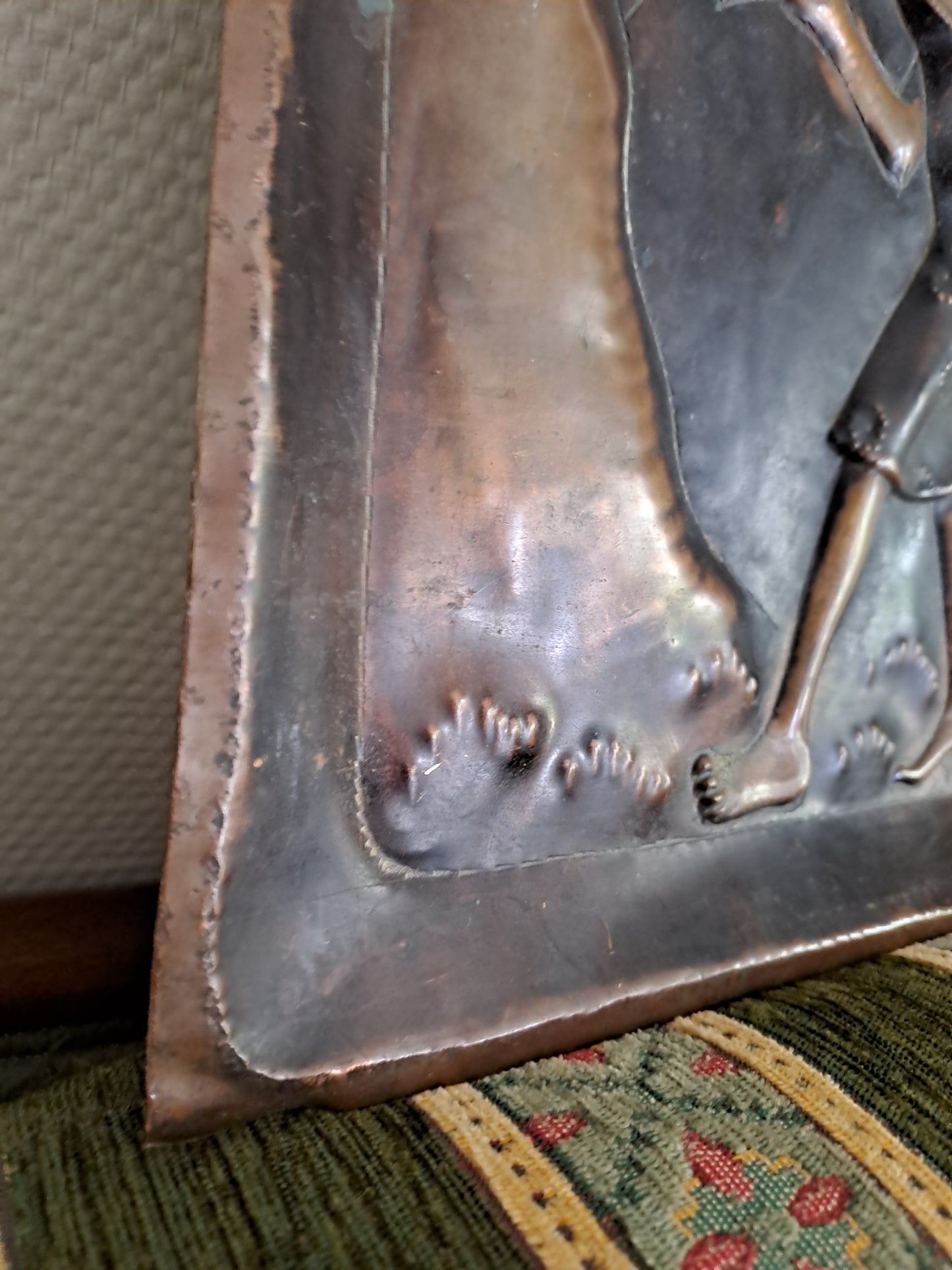 Tableau en cuivre repoussé représentant une scène africaine.