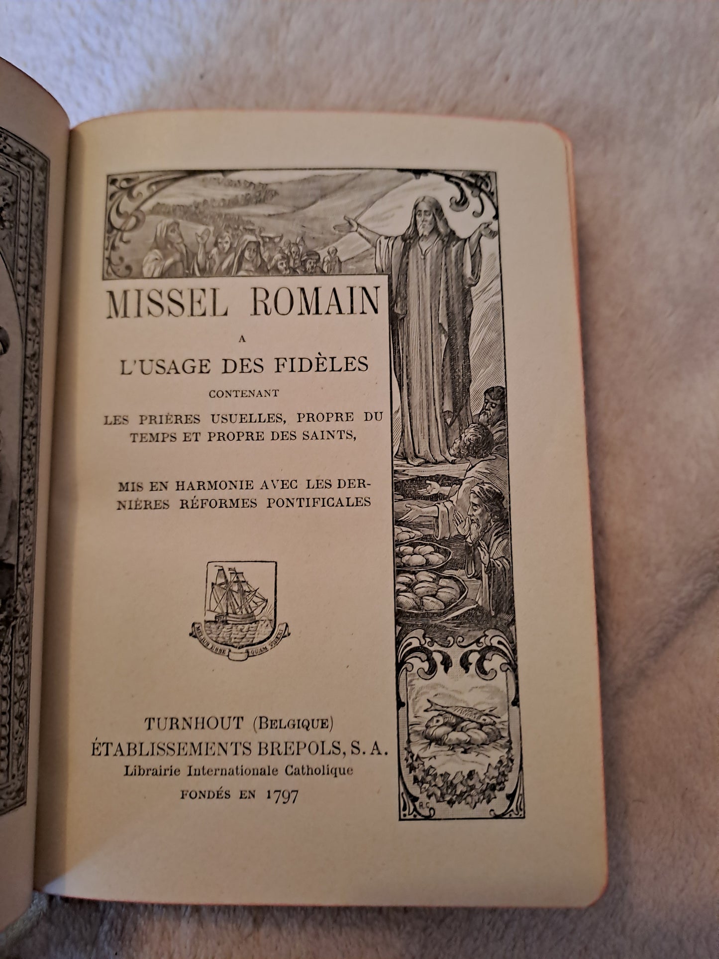 Missel romain à l'usage des fidèles contenant les prières usuelles, propre du temps et propre....