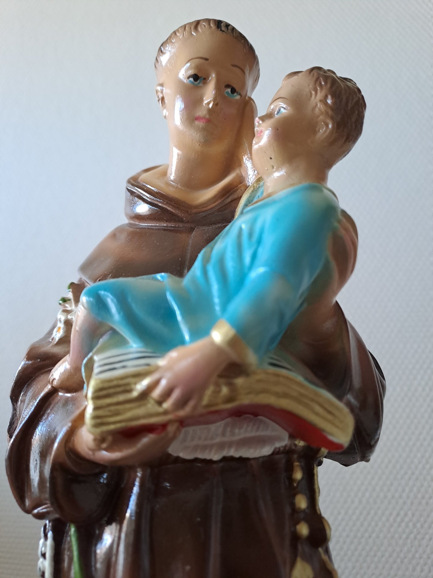 Statue Saint Antoine de Padoue signé en céramique. 41 cm.