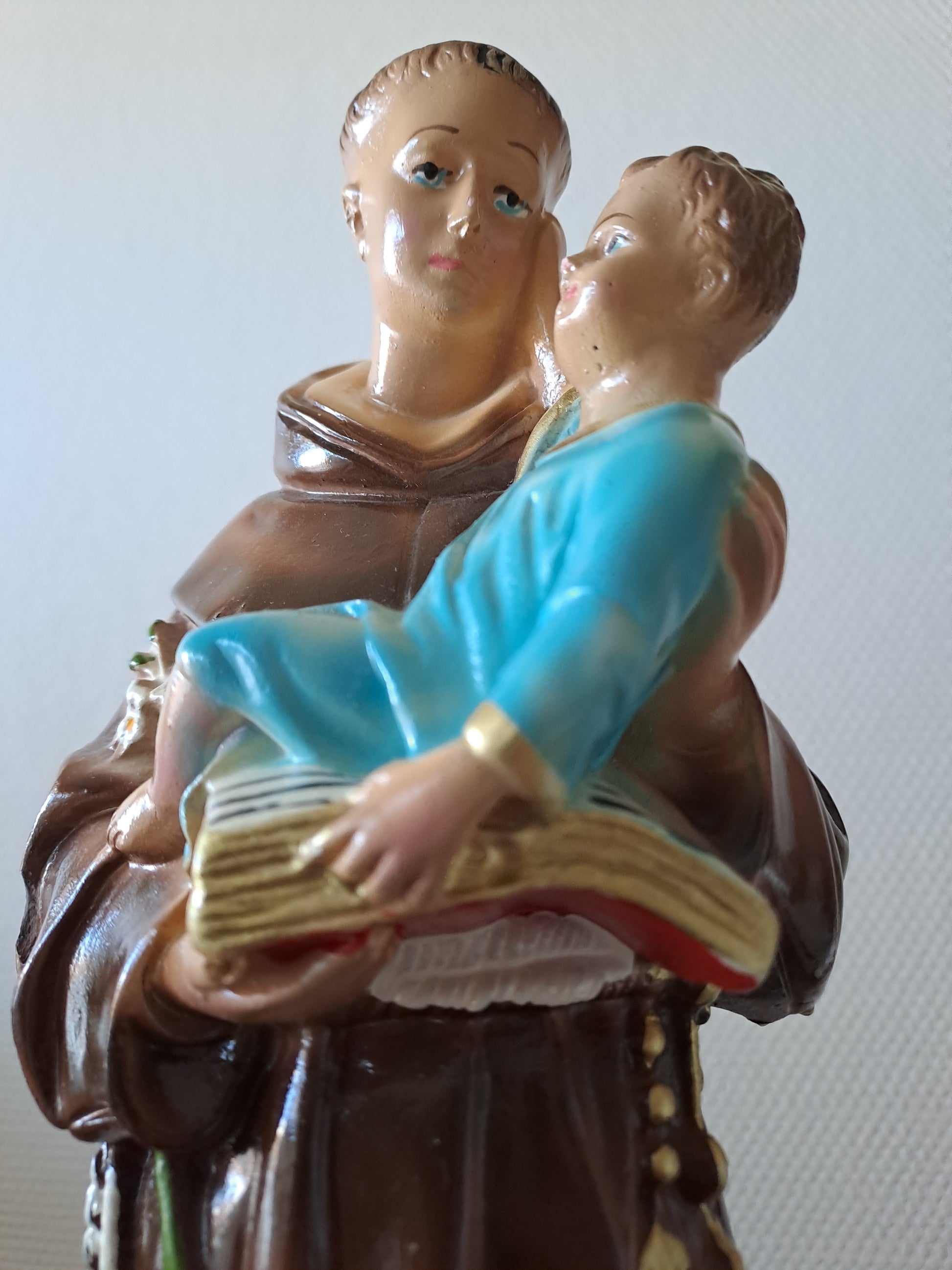 Statue Saint Antoine de Padoue signé en céramique. 41 cm.