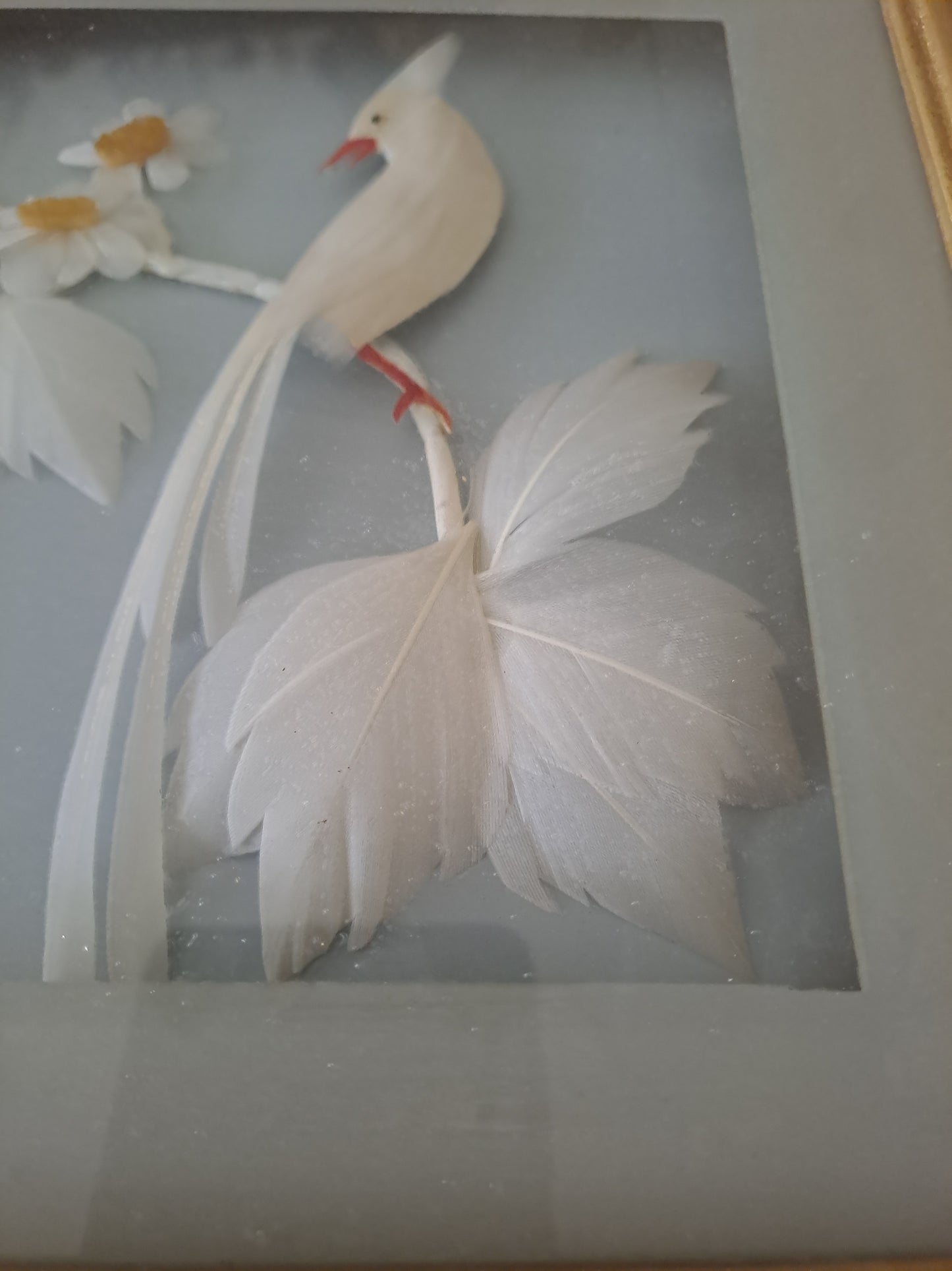 Cadre Représentant un oiseau blanc fabriqué avec de véritables plumes.