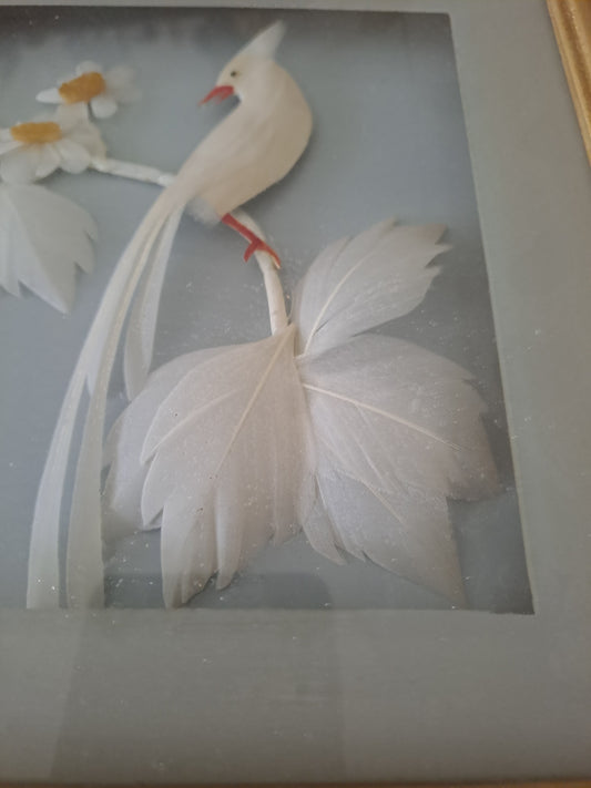 Cadre Représentant un oiseau blanc fabriqué avec de véritables plumes.