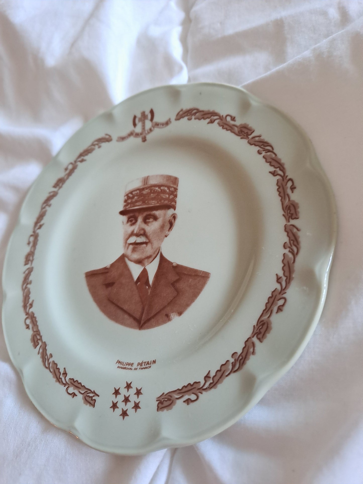 Assiette représentant Philippe Pétain en Porcelaine. Limoges France. 16 cm. 