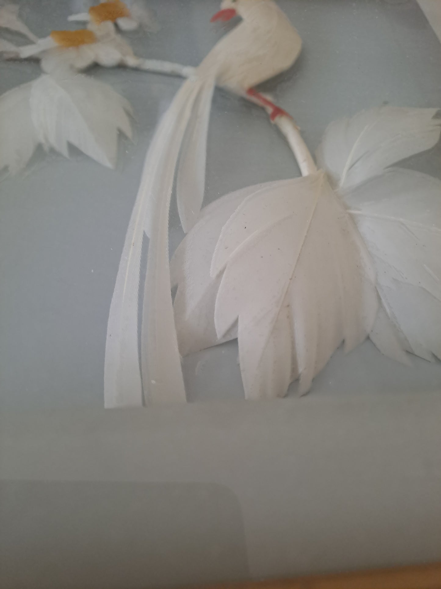 Cadre Représentant un oiseau blanc fabriqué avec de véritables plumes.