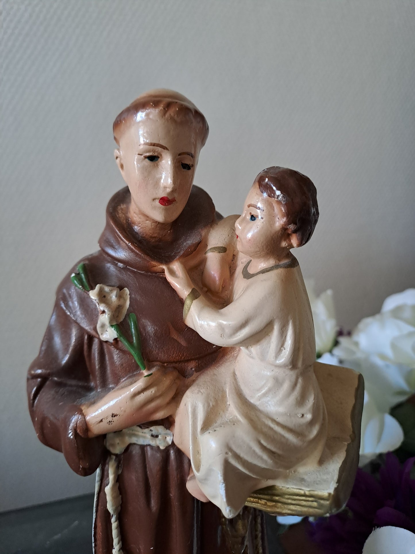 Statue Saint Antoine de Padoue portant l'Enfant Jésus dans les bras. Peint a la main. Ancien Vintage catholique.