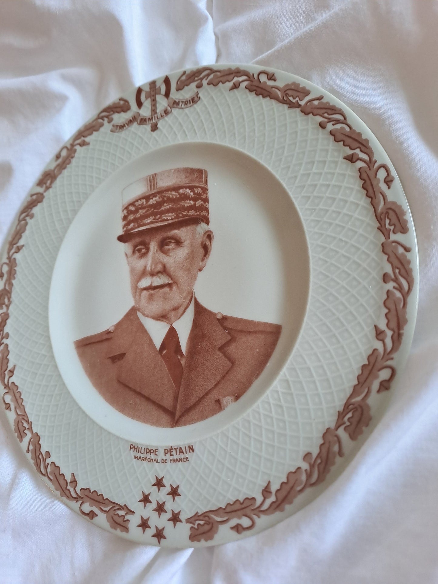 Assiette décorative représentant Philippe Pétain. Porcelaine Limoges France. 19 cm. Ancien décoration vintage