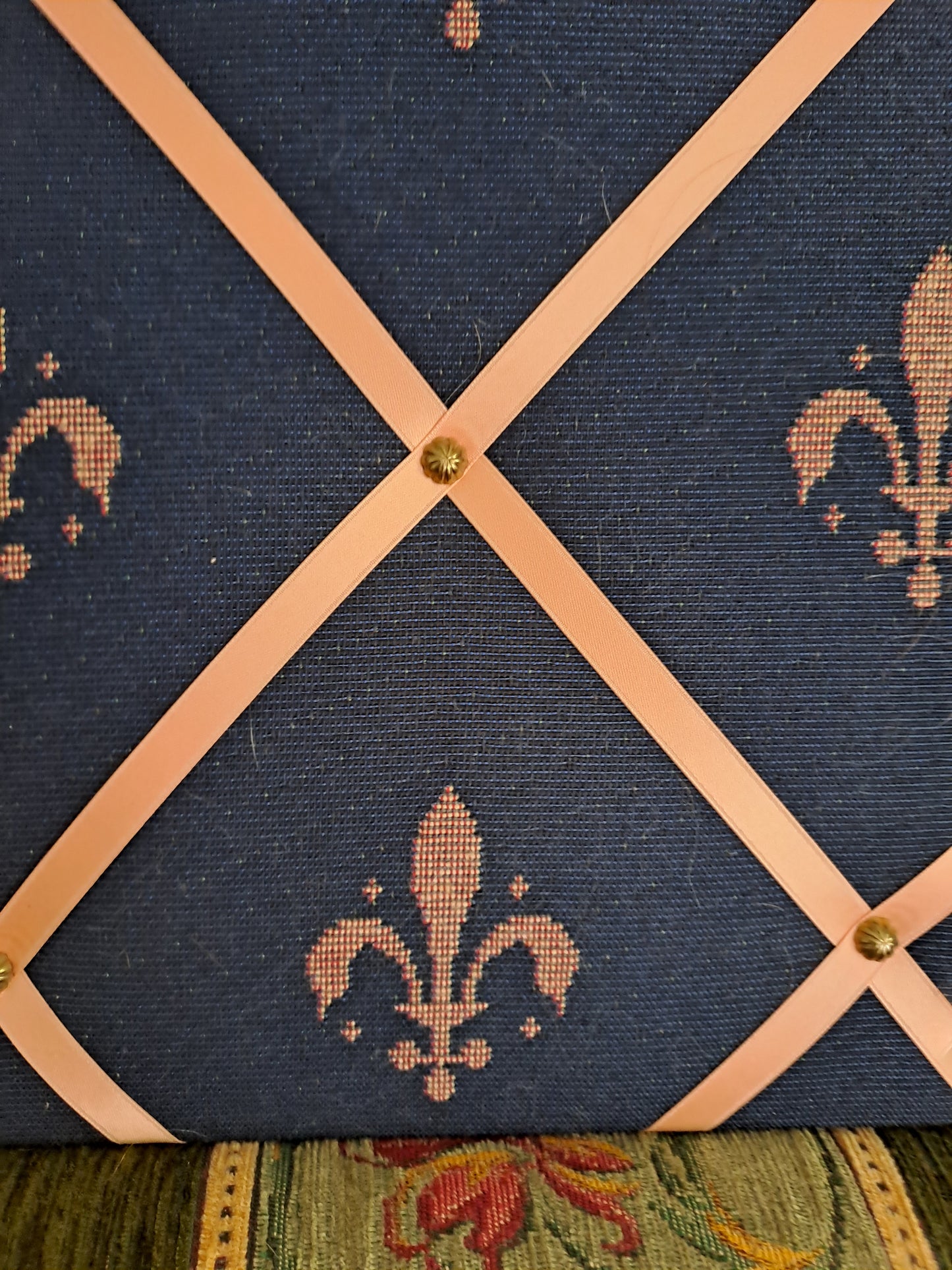 Porte Documents murale. Fleurs de lys.