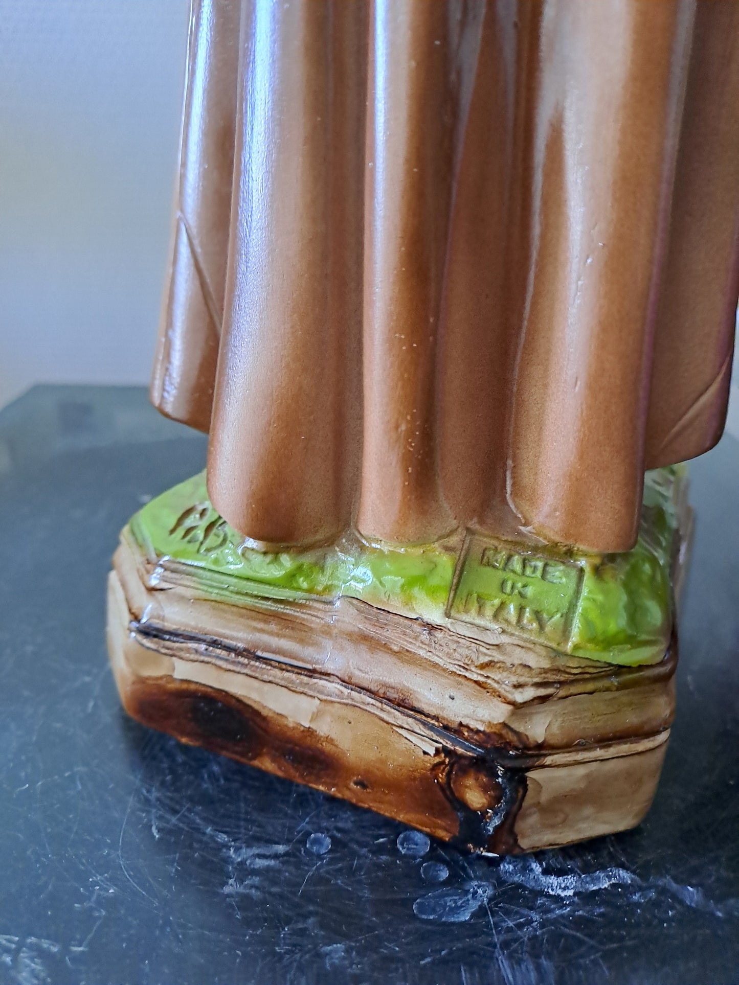 Statue Saint Antoine de Padoue signé en céramique. 41 cm.